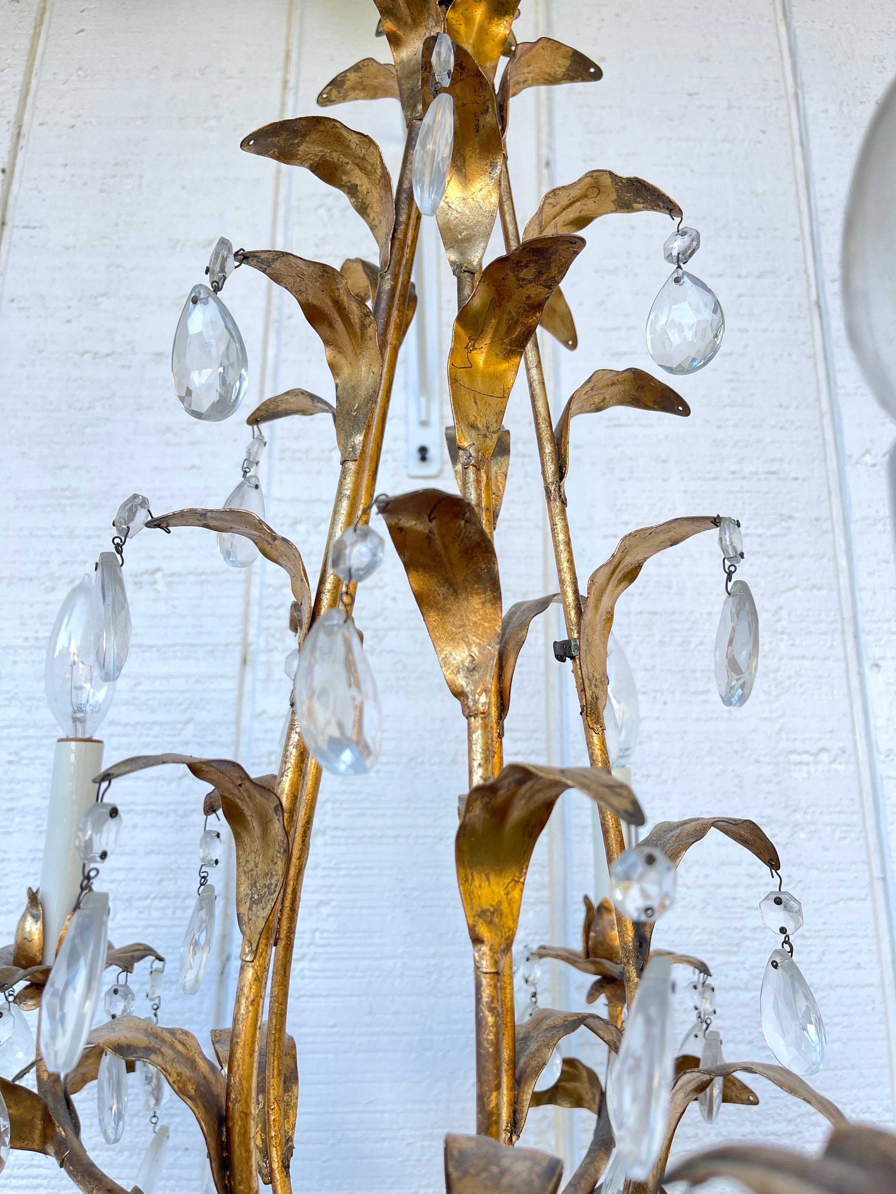 Fer Lustre italien en tôle dorée et cristal  en vente