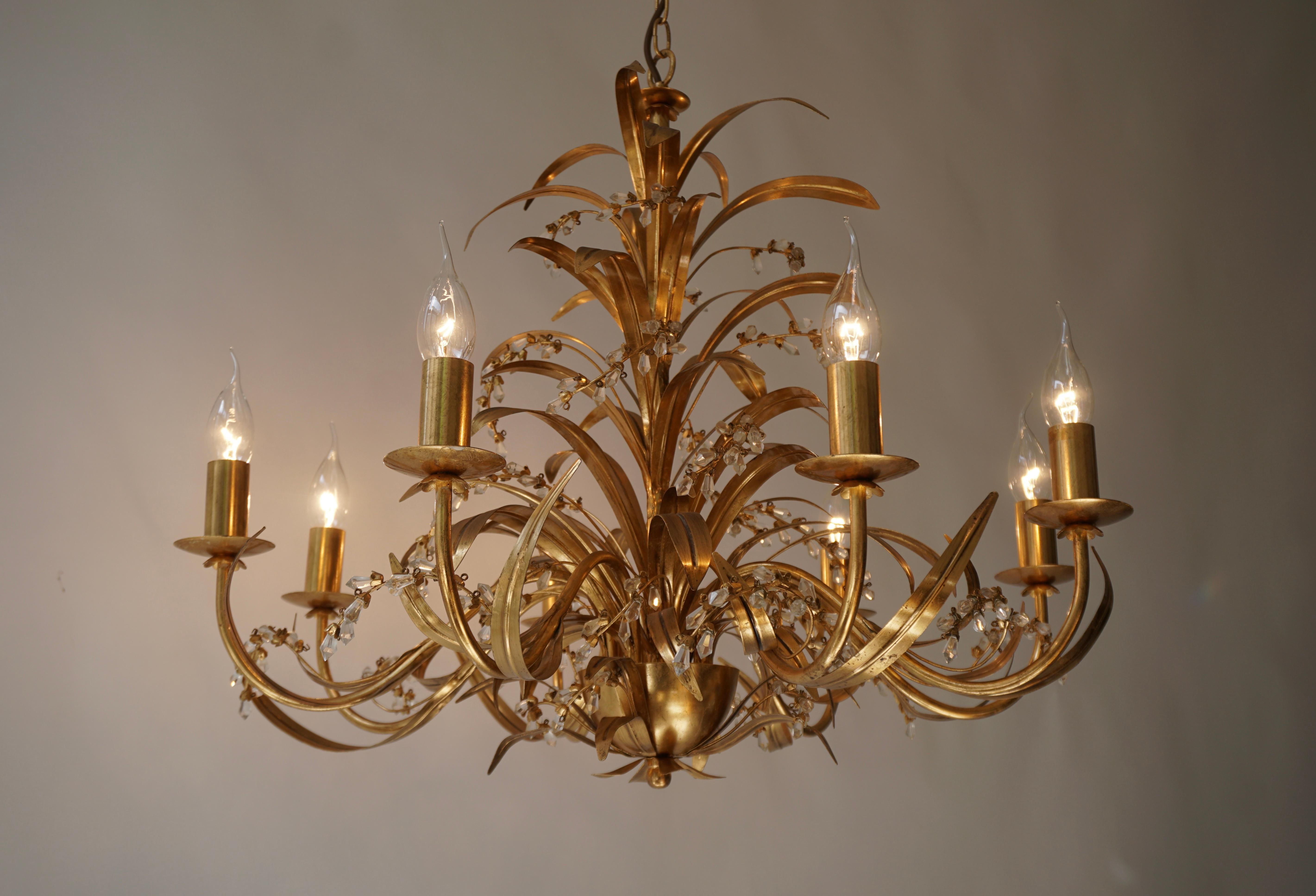 Italiano Lampadario italiano in tole dorate e cristalli a fronde di palma in vendita