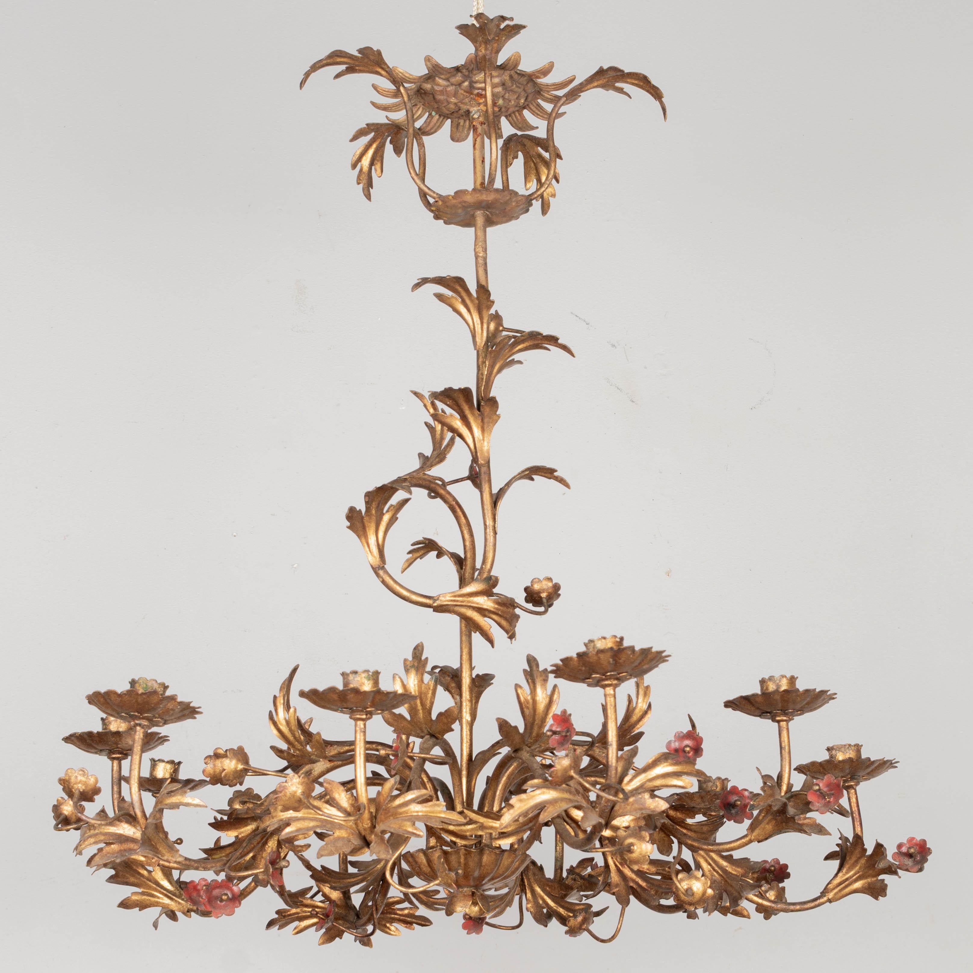 An Italian ten-light gilt metal candle chandelier with tôle leaves and red painted flowers. Not electrified. Circa 1950s
Dimensions: 28