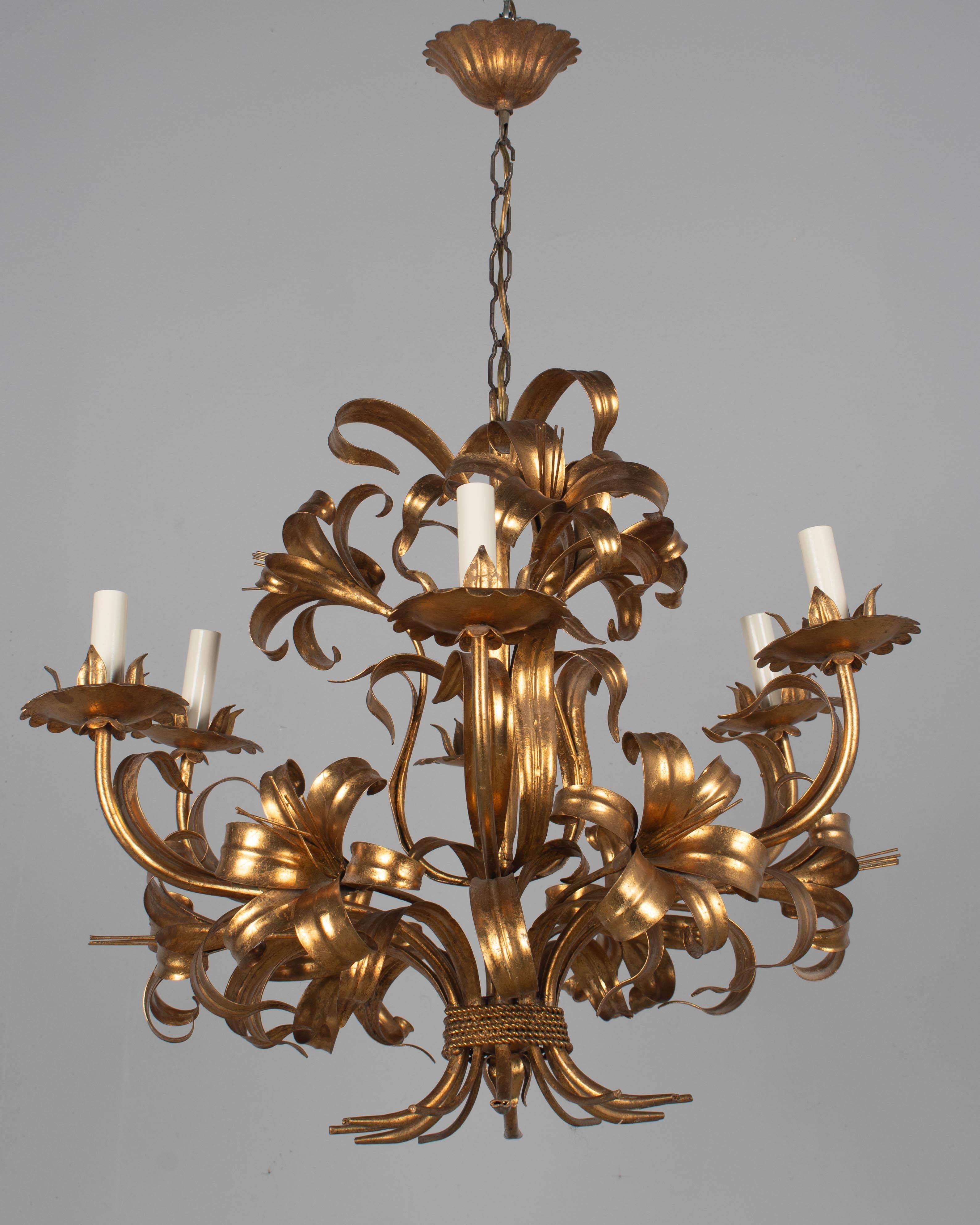 Dorato Italian Gilt Tôle Chandelier in vendita