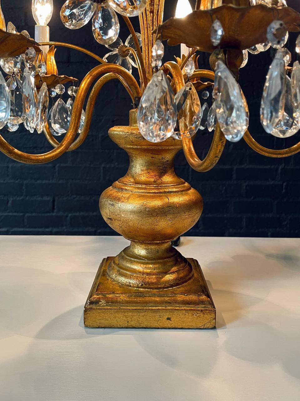 Italienische Kandelaber-Tischlampe mit vergoldeten Blumen und Kristall im Angebot 4