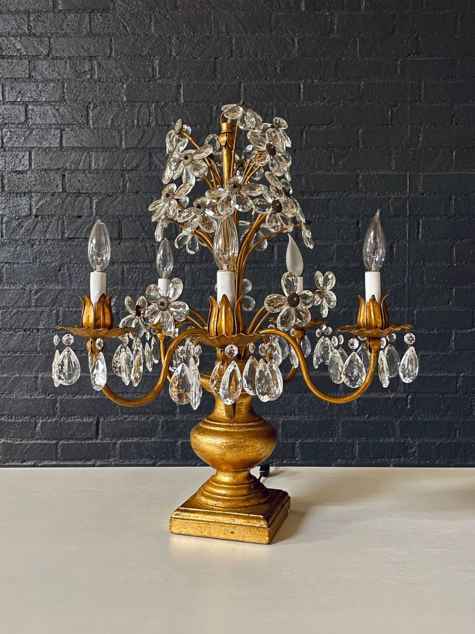 Italienische Kandelaber-Tischlampe mit vergoldeten Blumen und Kristall (Rokoko) im Angebot