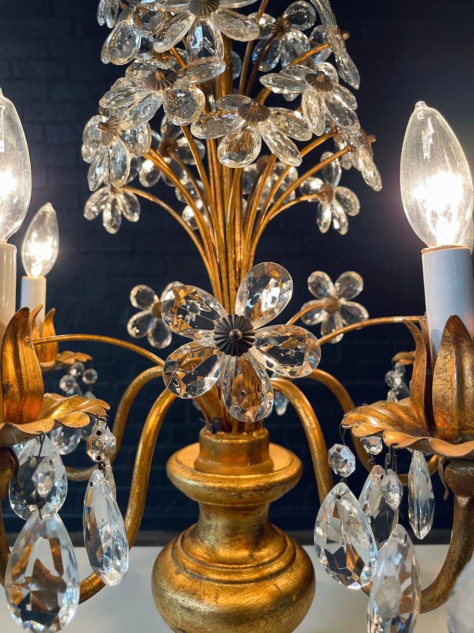 Italienische Kandelaber-Tischlampe mit vergoldeten Blumen und Kristall (Mitte des 20. Jahrhunderts) im Angebot