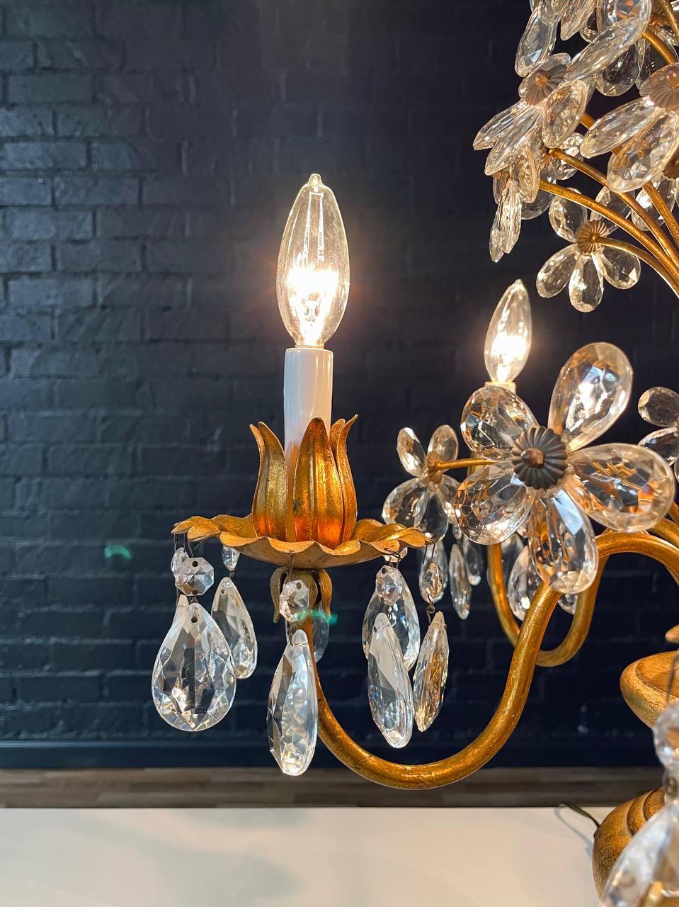 Italienische Kandelaber-Tischlampe mit vergoldeten Blumen und Kristall (Vergoldetes Holz) im Angebot
