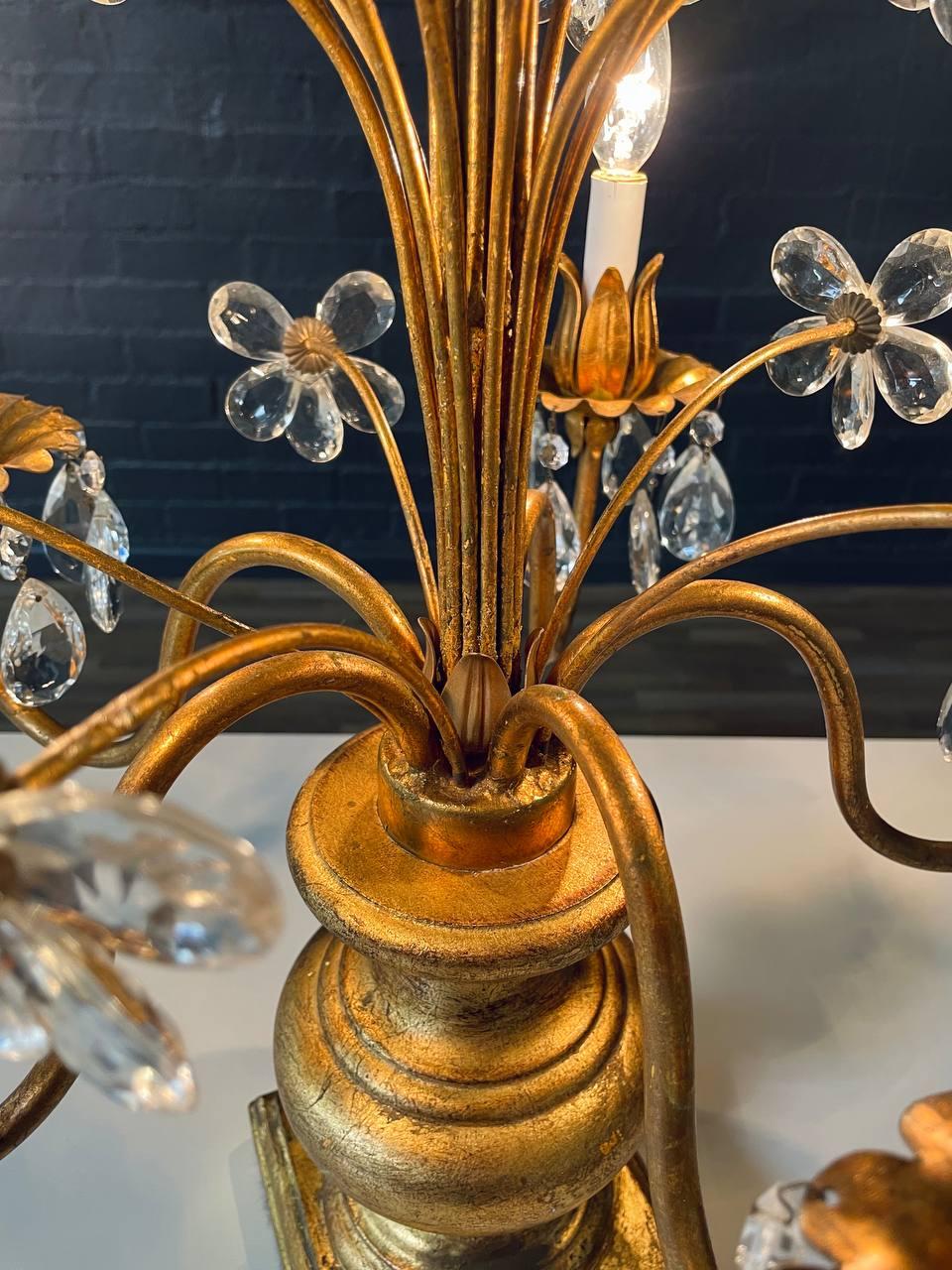 Italienische Kandelaber-Tischlampe mit vergoldeten Blumen und Kristall im Angebot 1