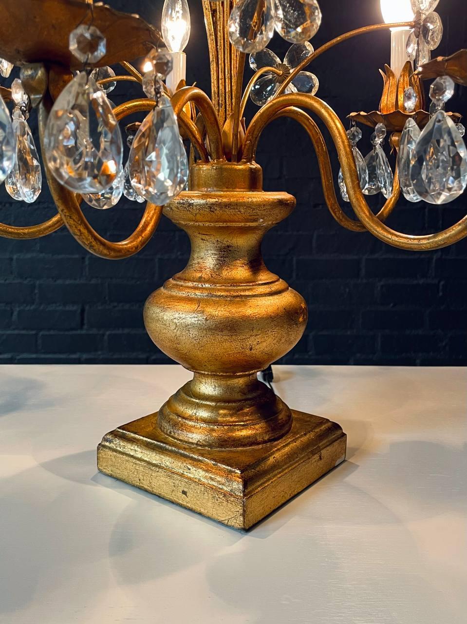 Italienische Kandelaber-Tischlampe mit vergoldeten Blumen und Kristall im Angebot 3