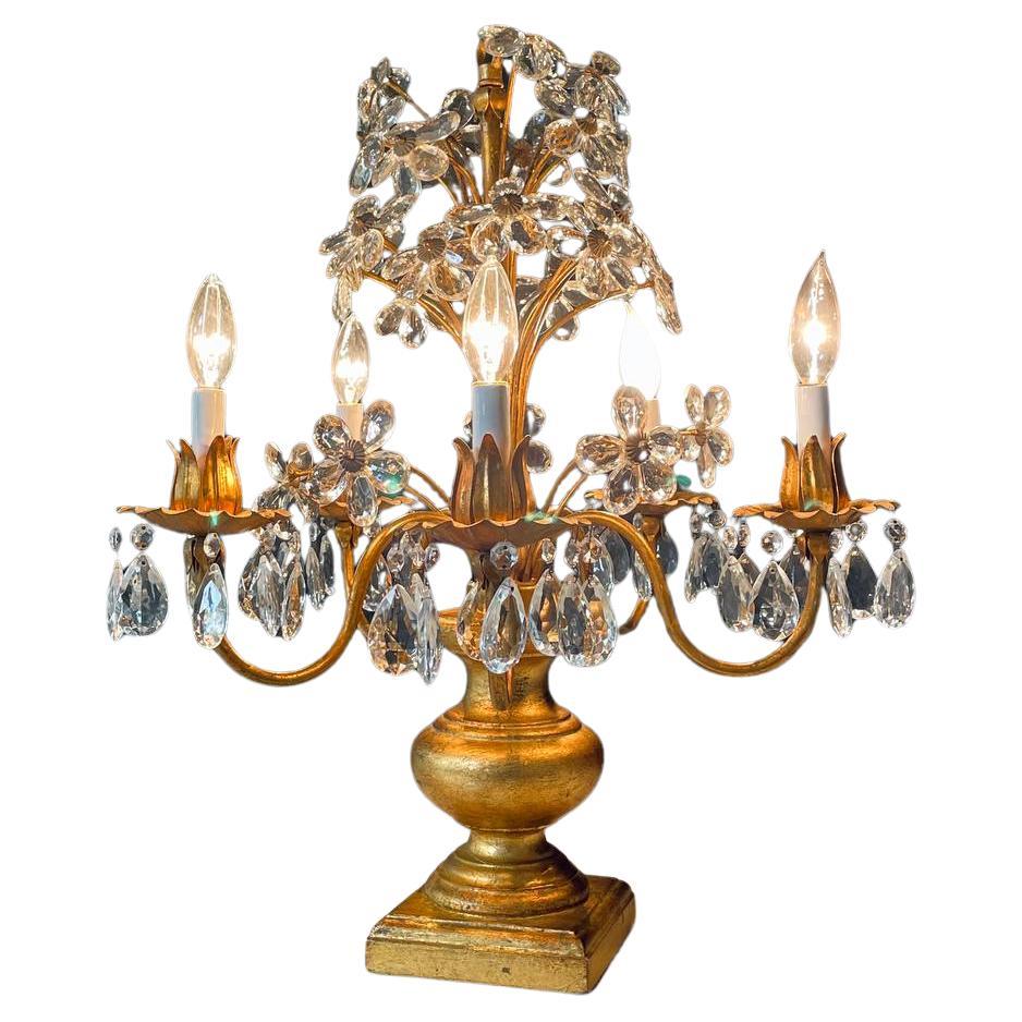 Candelabro de mesa italiano de tole dorado y cristal floral