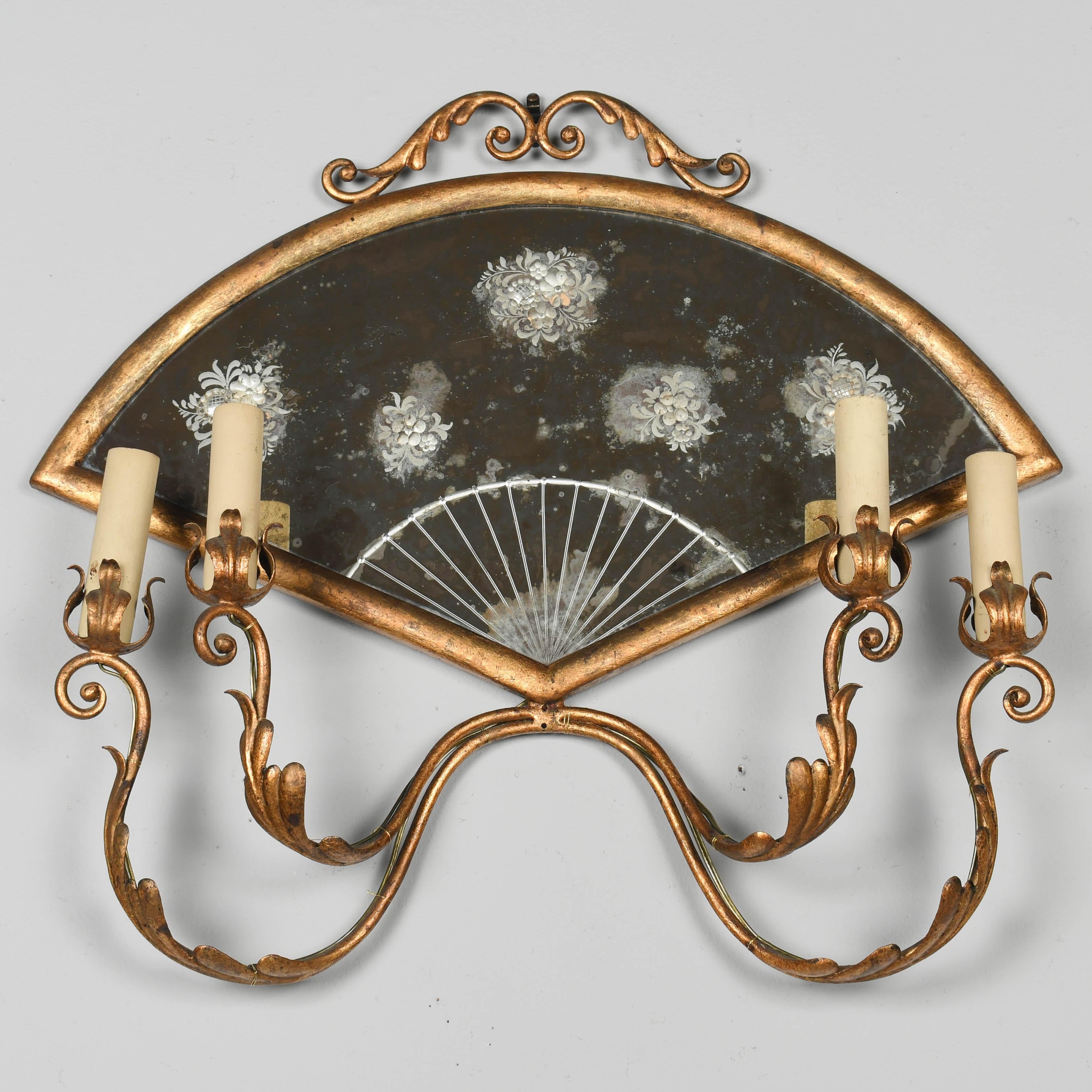 Mid-Century Modern Applique italienne à miroir en tôle dorée en vente