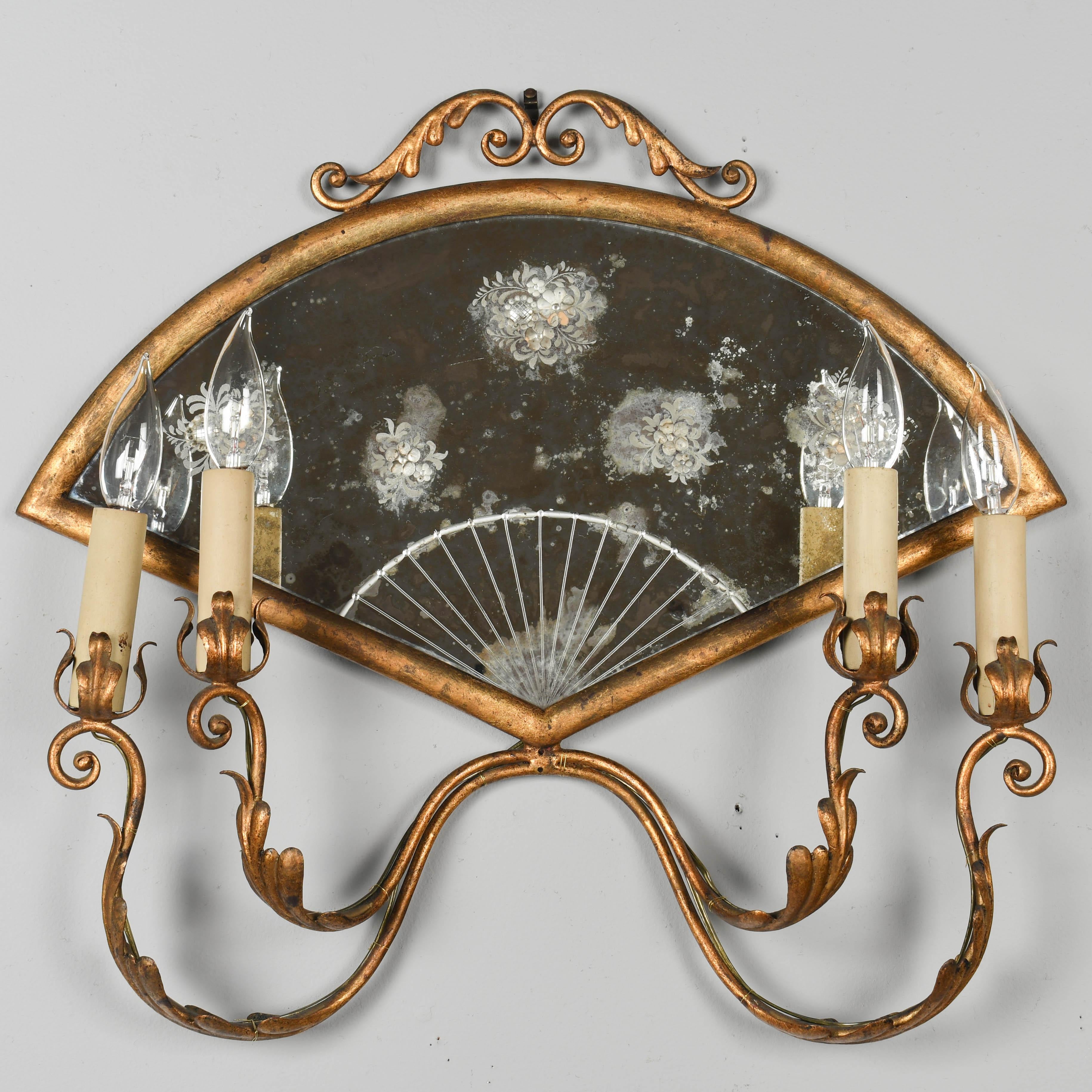 20ième siècle Applique italienne à miroir en tôle dorée en vente