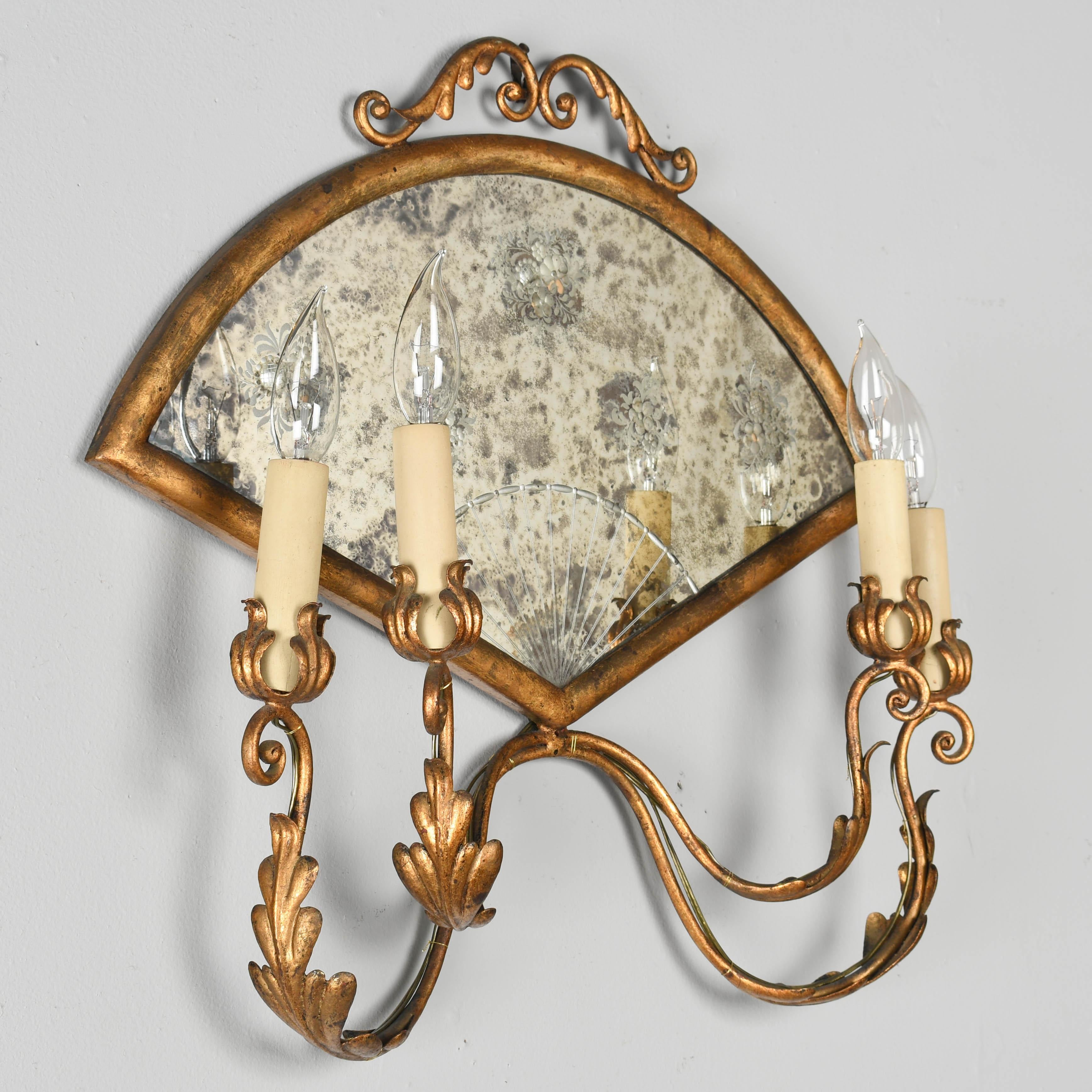 Miroir Applique italienne à miroir en tôle dorée en vente