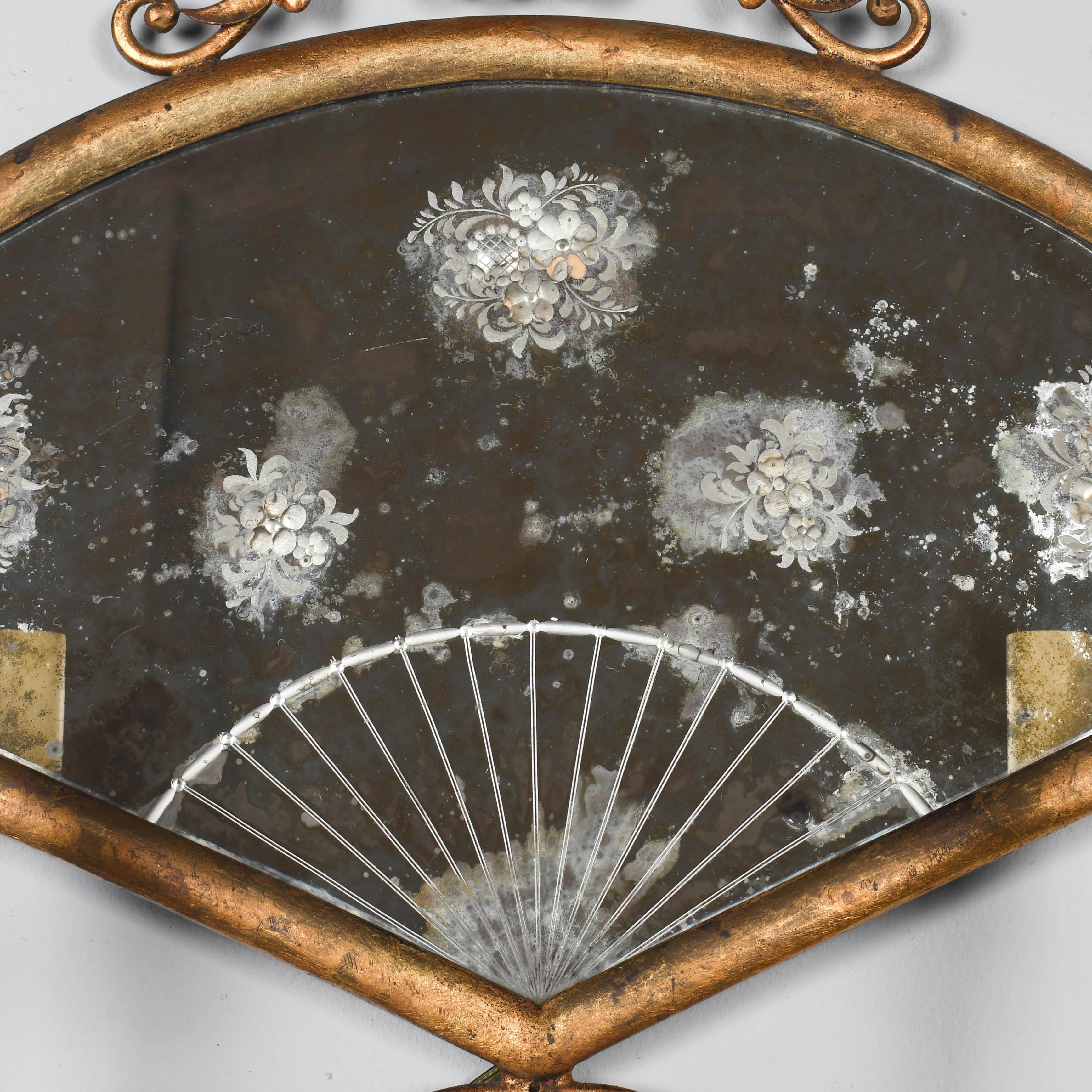Applique italienne à miroir en tôle dorée en vente 1