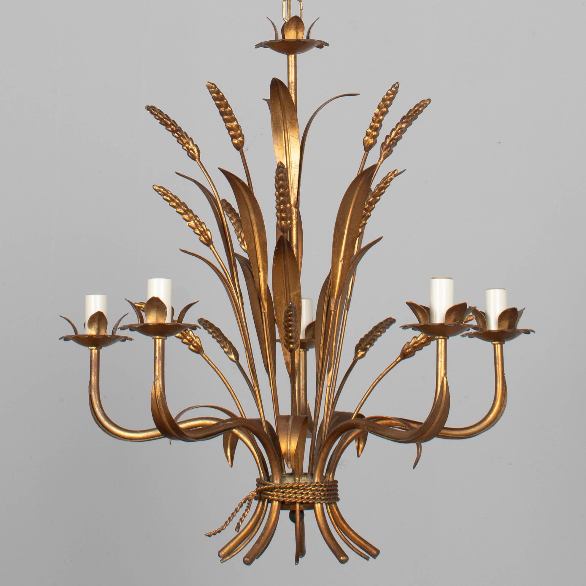 A Hollywood Regency style five-light gilt metal chandelier with sheaf of wheat. Designed by Hans Kögl and made in Italy. New sockets and candle covers. In working order. Good original vintage condition with bright gilt finish. Circa