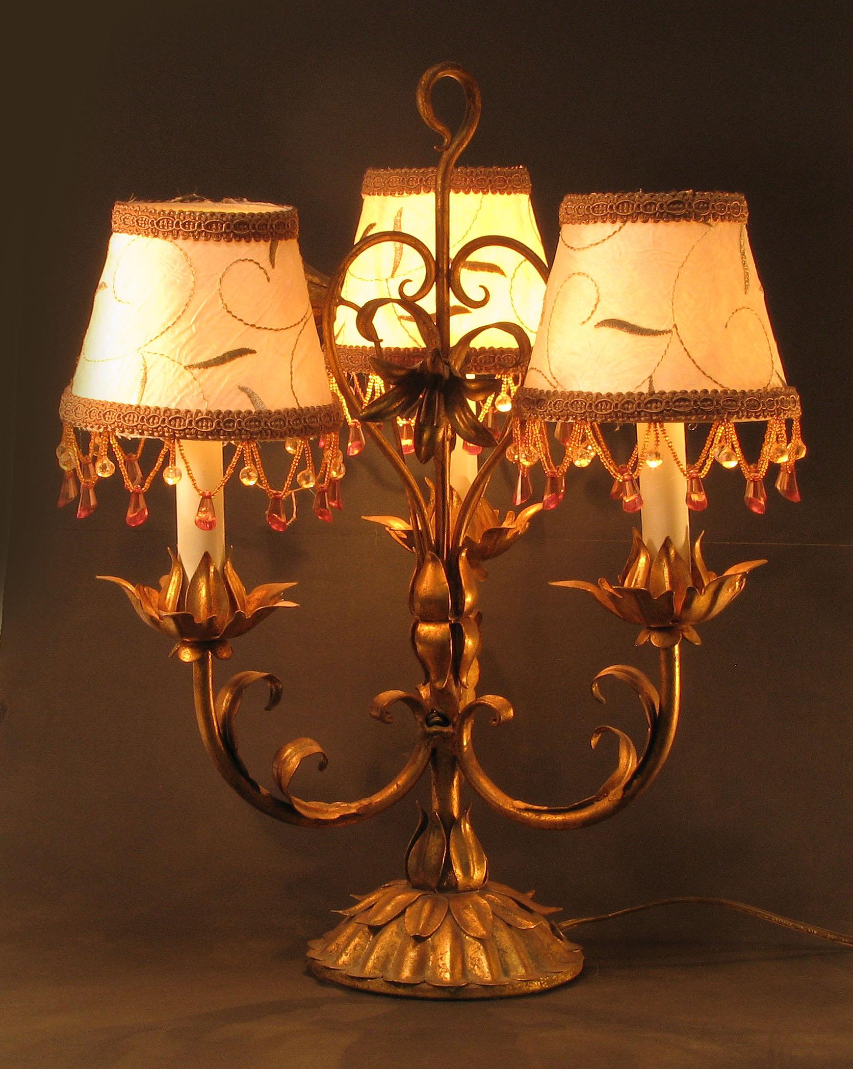 Candelabro a tre luci in legno dorato italiano, circa 1960. in vendita 3