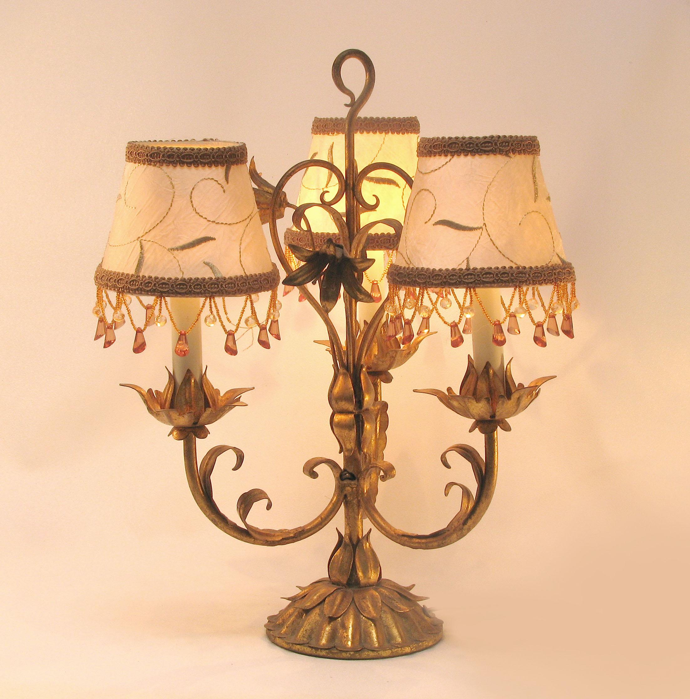 International Style Candelabro a tre luci in legno dorato italiano, circa 1960. in vendita