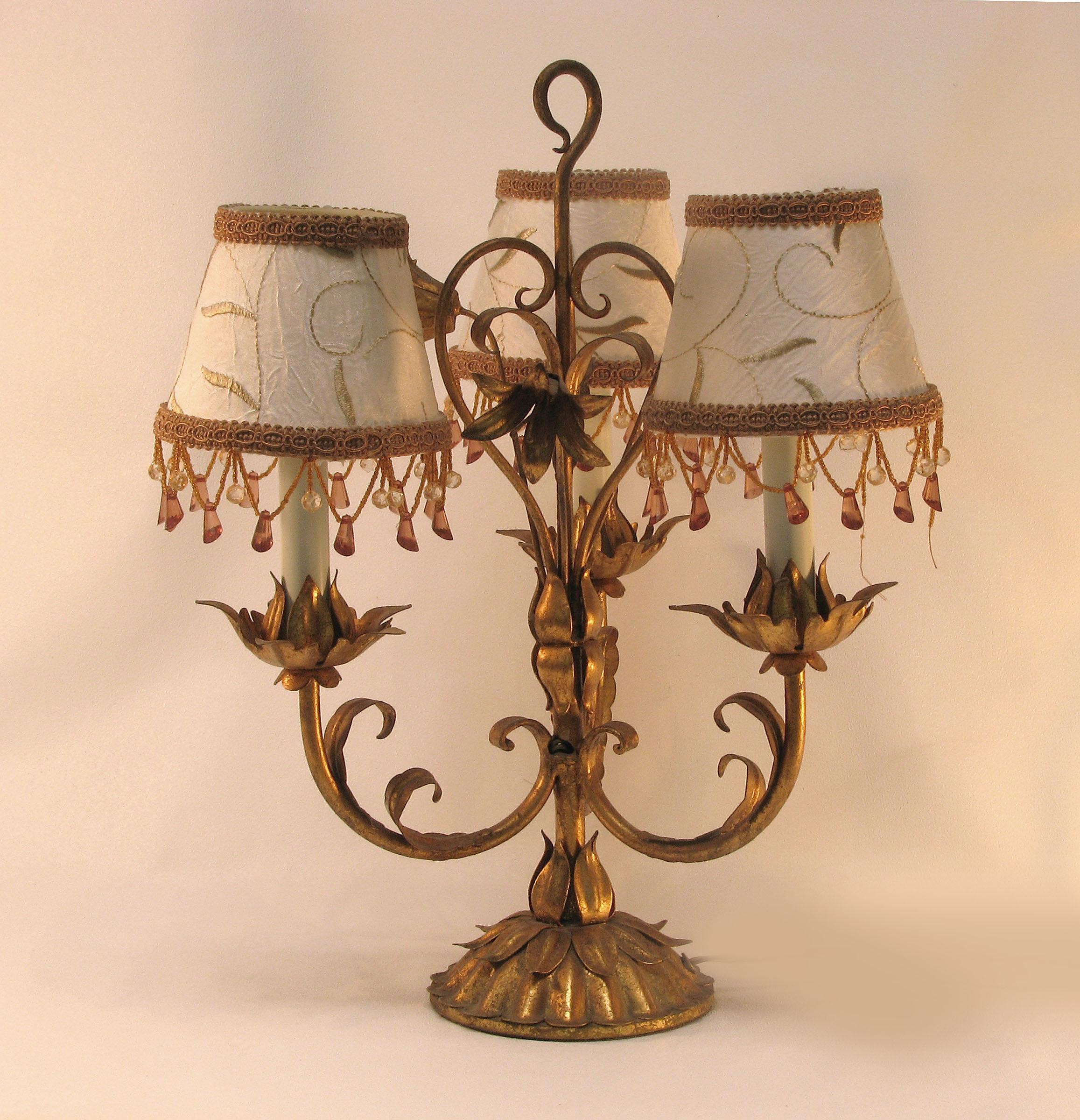 Dorato Candelabro a tre luci in legno dorato italiano, circa 1960. in vendita