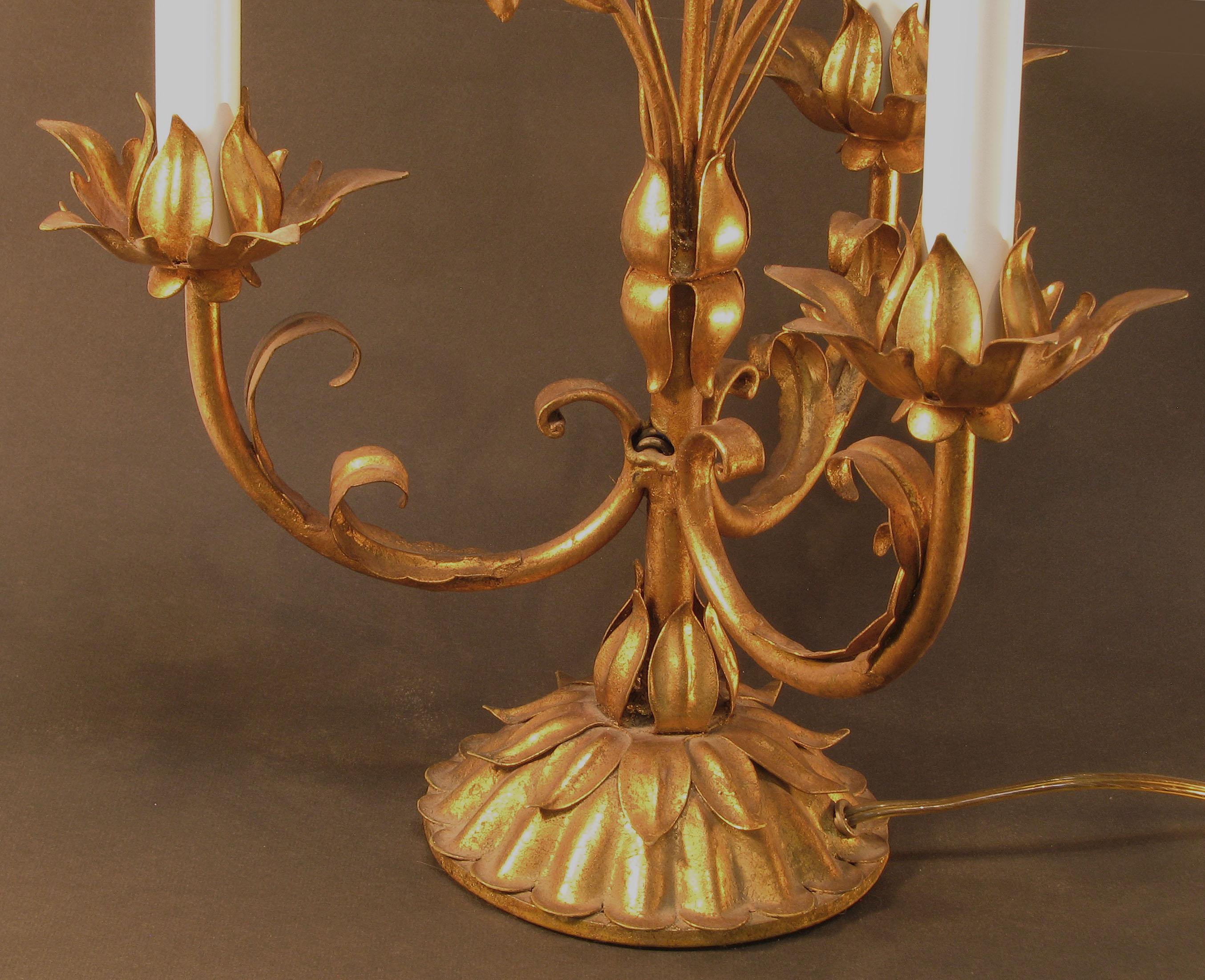 Candelabro a tre luci in legno dorato italiano, circa 1960. In condizioni buone in vendita a Ottawa, Ontario