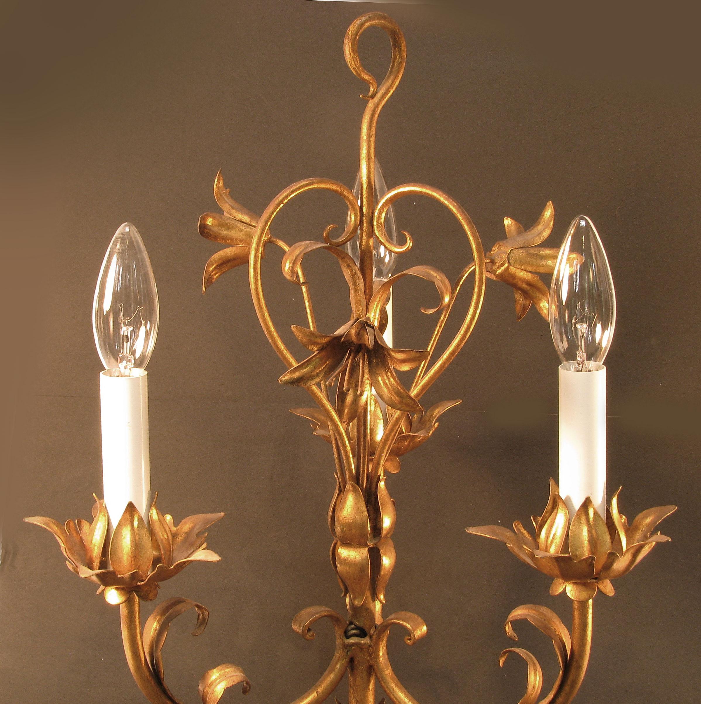 XX secolo Candelabro a tre luci in legno dorato italiano, circa 1960. in vendita