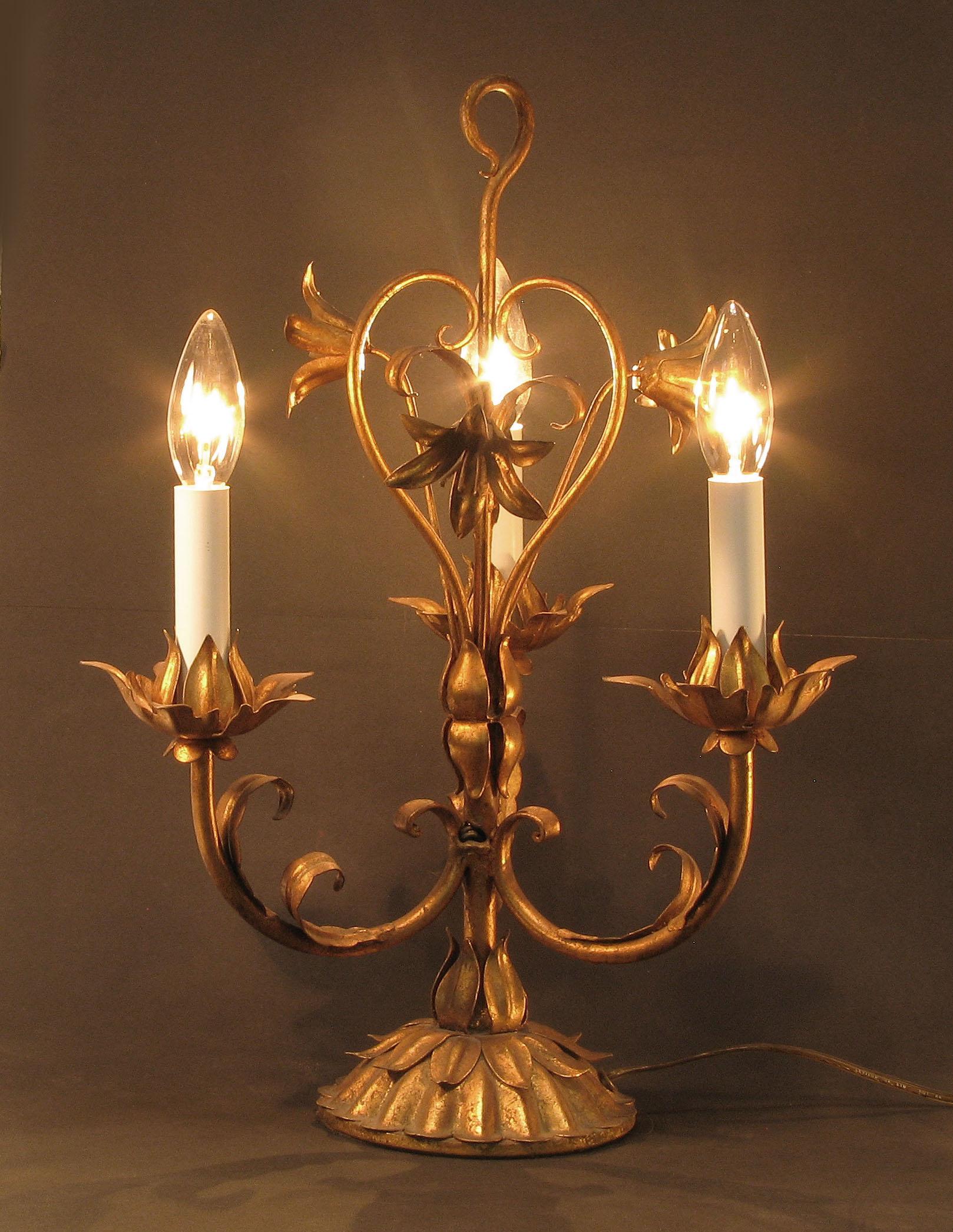 Metallo Candelabro a tre luci in legno dorato italiano, circa 1960. in vendita