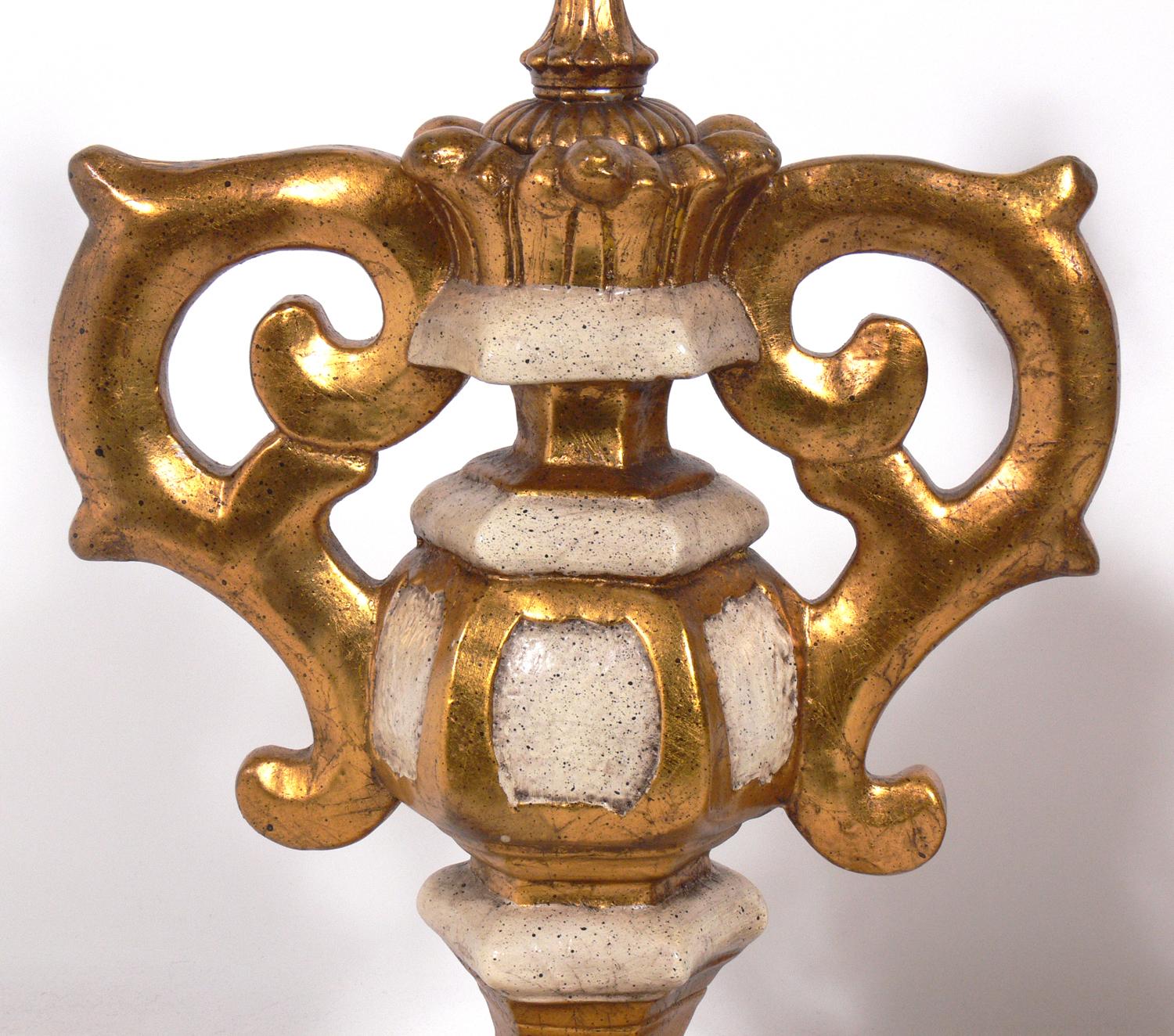 Hollywood Regency Lampes-urnes italiennes dorées en vente