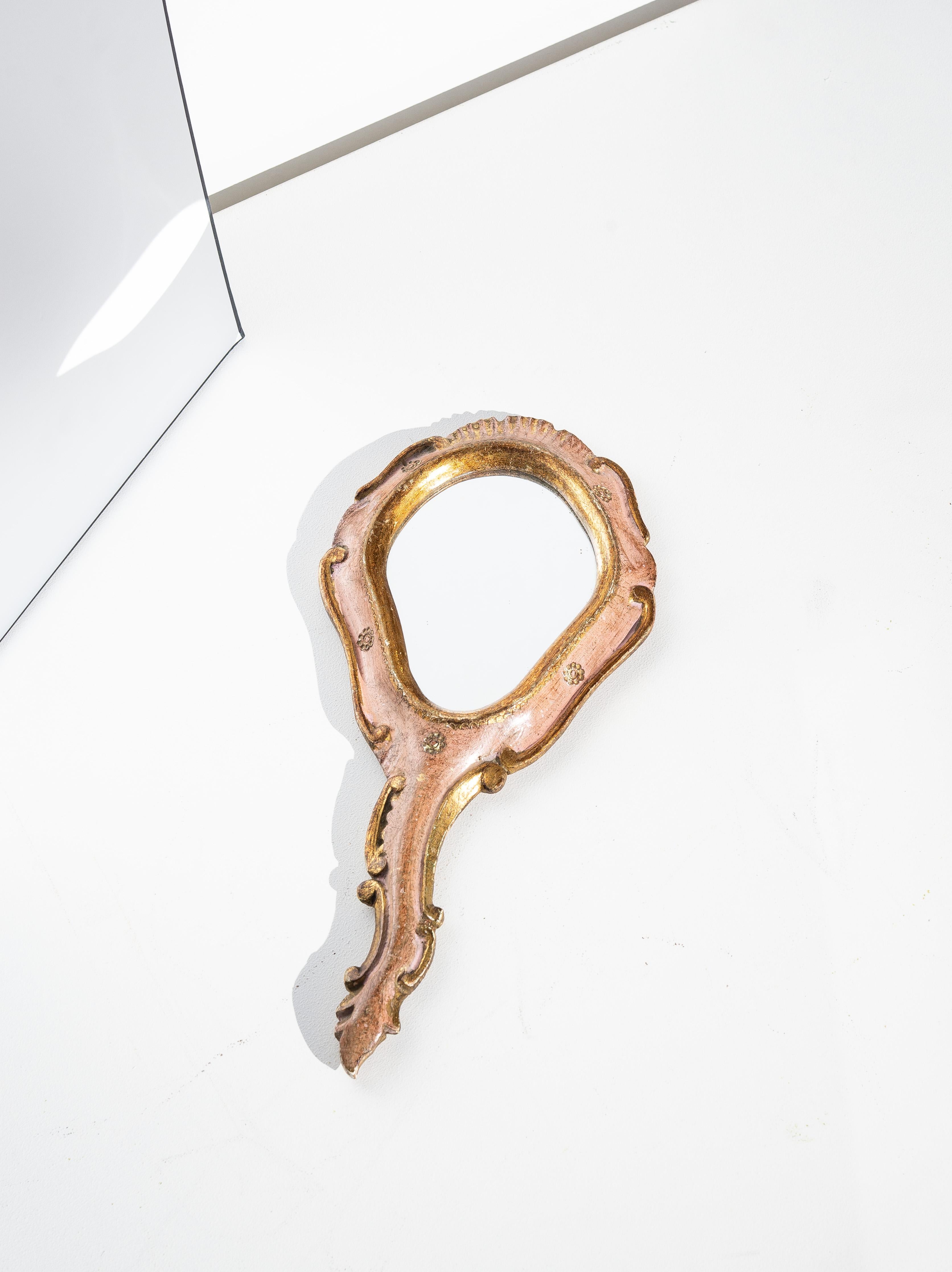 Miroir à main vénitien doré - Miroir de courtoisie Florentine - Italie 1940s

Elegant miroir à main Florentine. 

En bois peint en rose et doré à l'or fin, décoré de motifs floraux. 

Belle patine et excellent état.

Idéal pour créer un arrangement