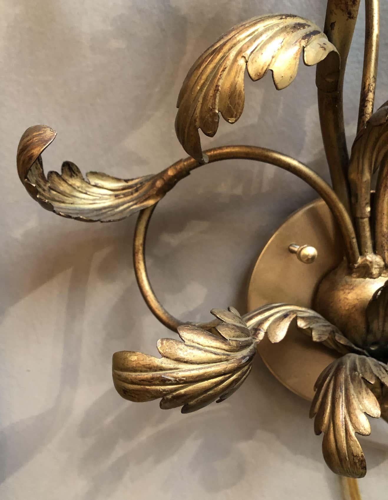 Italian Gilt Wall Light or Sconce with Vine or Leaf Design In Good Condition For Sale In Austin, TX