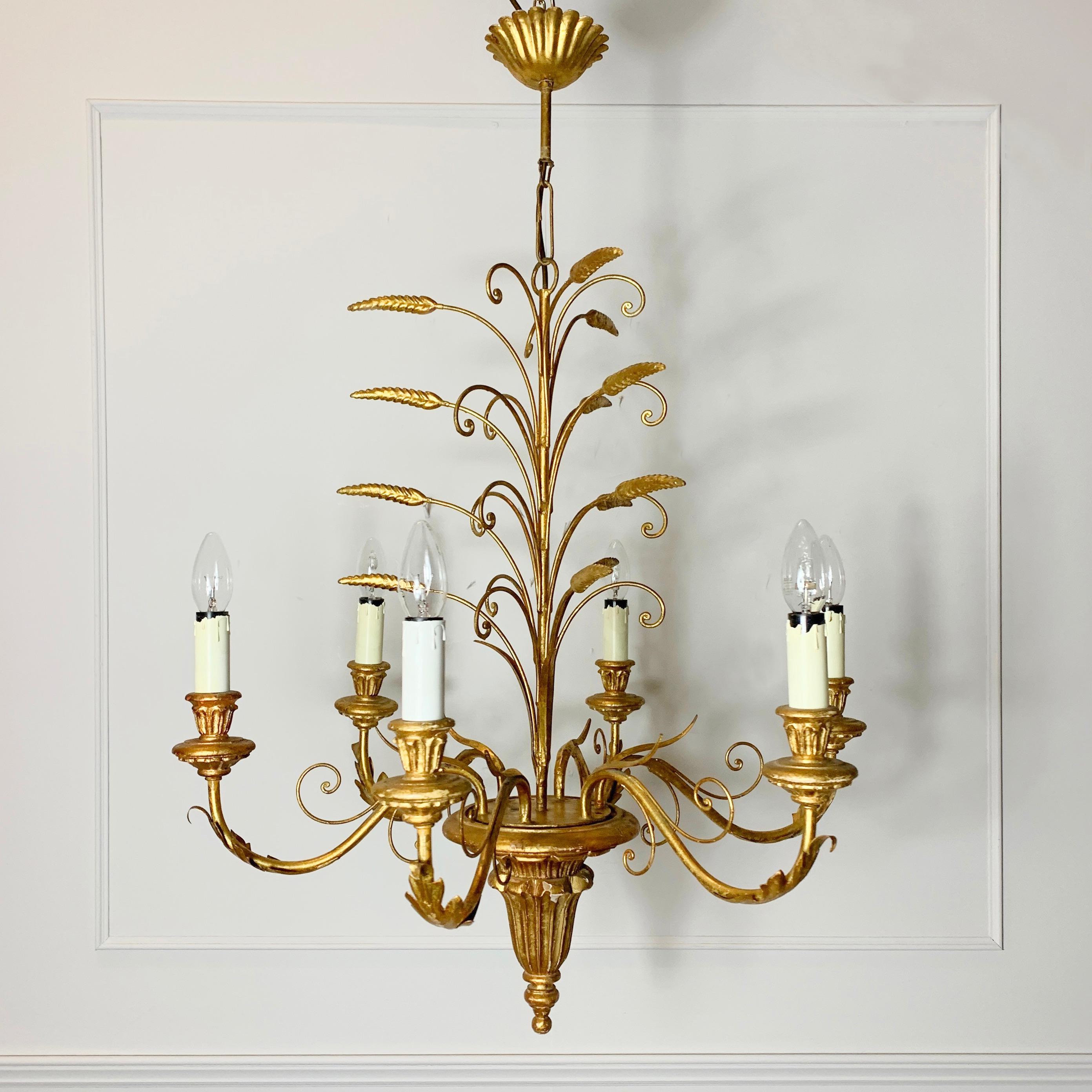Lampadario a foglia di grano italiano dorato del 1960
Stupendo lampadario a forma di foglia di grano di grandi dimensioni in metallo dorato e legno intagliato a mano
Questo lampadario a 6 lampadine è nella sua finitura originale dorata a foglia