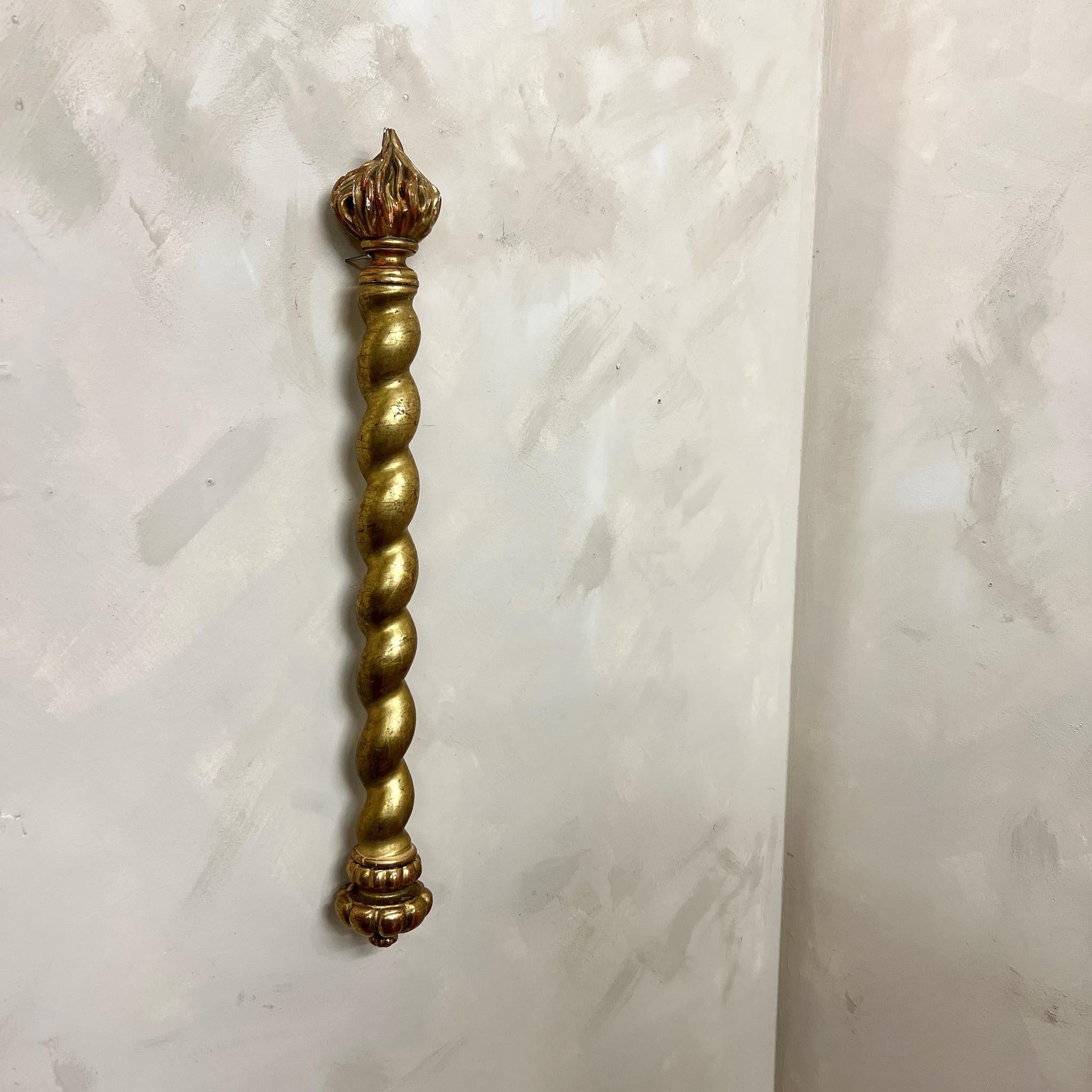 Italienisch, vergoldetes Holz Dekorative Pilastere.
Gerstendrehstiel mit Fackelabschluss.
Schöne dekorative Wandkunst

Italien, um 1880.

Länge: 86cm
Bitte Nachricht, wenn weitere Informationen oder Fotos erforderlich sind 

Gerne arbeiten wir mit