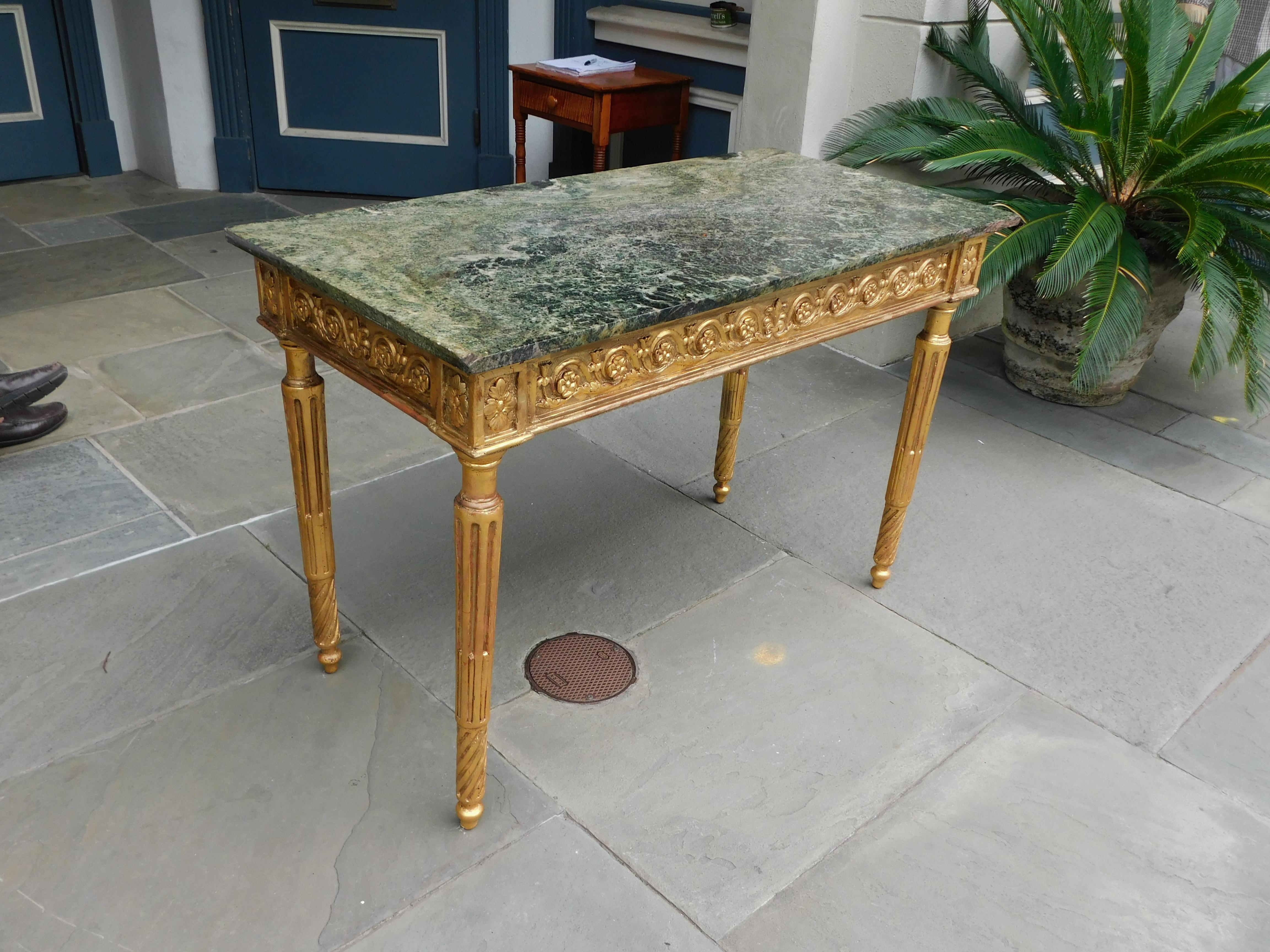 Néoclassique Table console pliante italienne en bois doré avec plateau en marbre et pieds cannelés, vers 1770 en vente