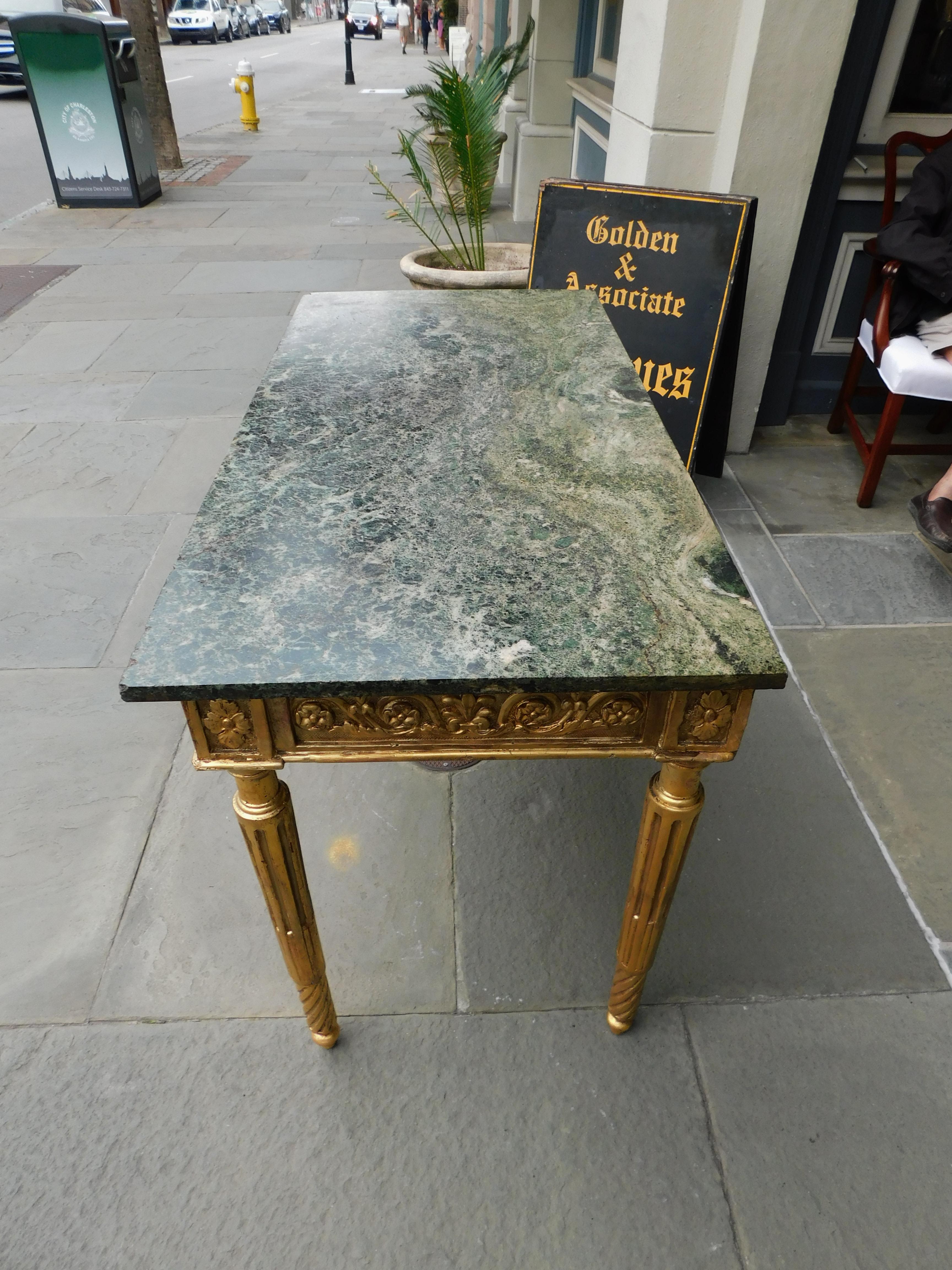 Fin du XVIIIe siècle Table console pliante italienne en bois doré avec plateau en marbre et pieds cannelés, vers 1770 en vente