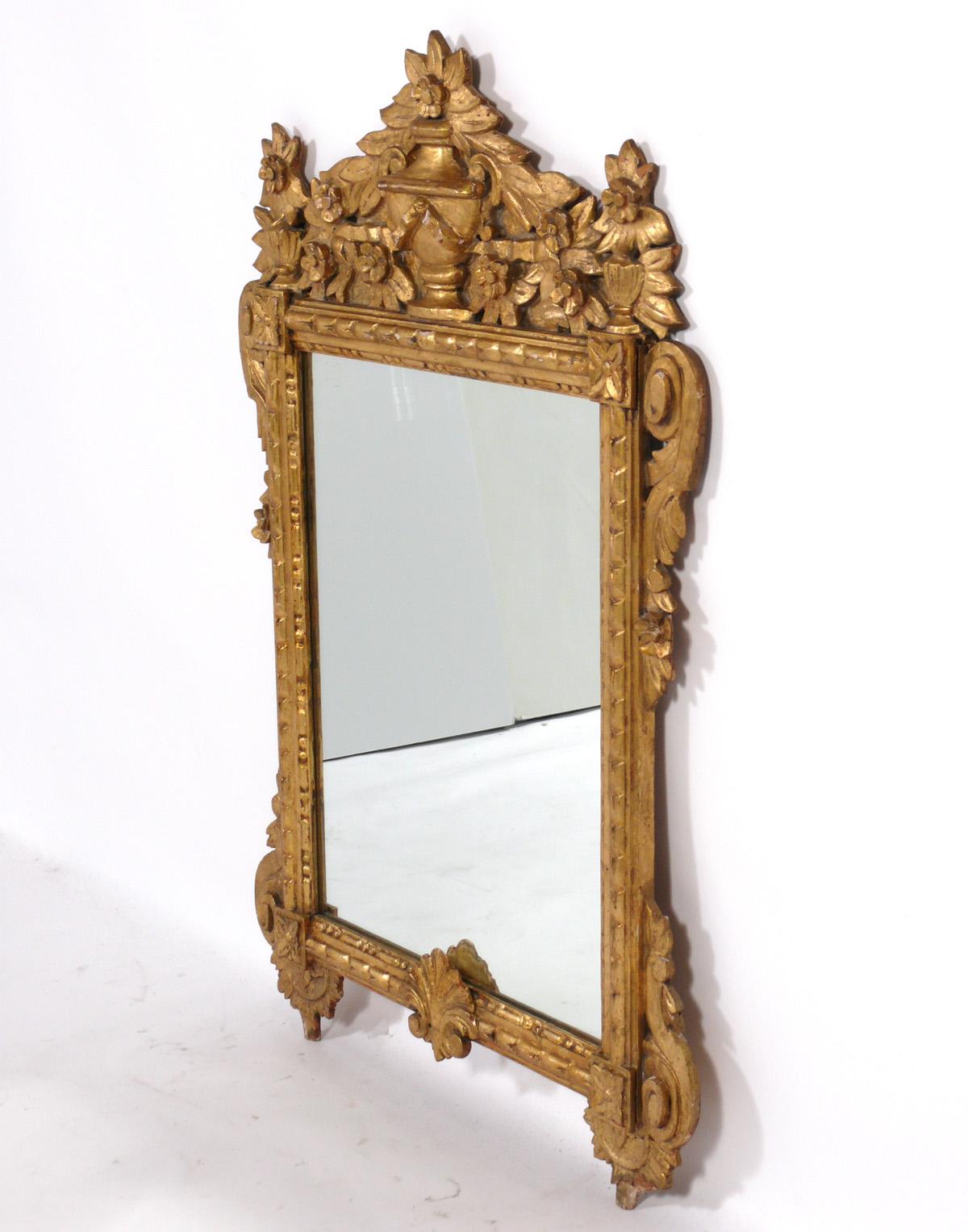Miroir italien en bois doré, Italie, vers 1950. Ce miroir a été récemment retiré du légendaire hôtel Carlyle à New York. Il mesure une hauteur impressionnante de 47,75 pouces et une largeur de 30,5 pouces.