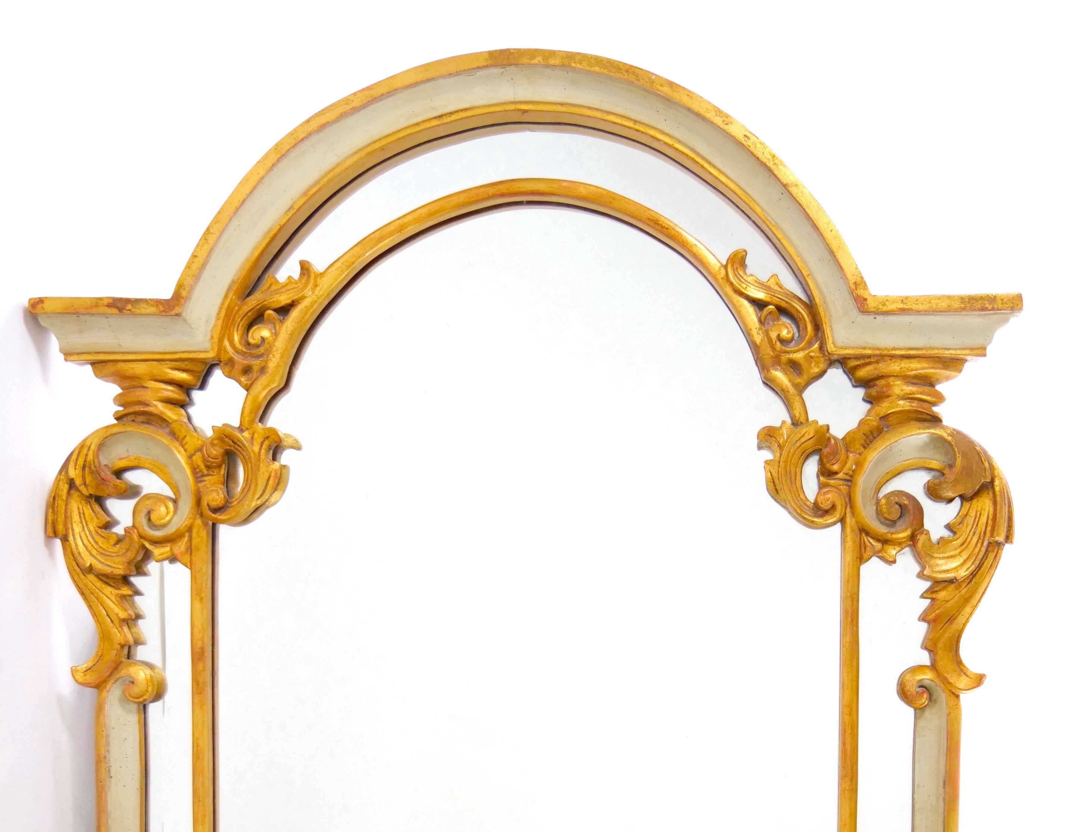 
Gönnen Sie sich die exquisite Schönheit unseres italienischen vergoldeten Holzes aus der Mitte des 20. Jahrhunderts mit handbemaltem Rahmen und hängendem, abgeschrägtem Wandspiegel. Dieses bemerkenswerte Stück fängt die Essenz zeitloser Eleganz und