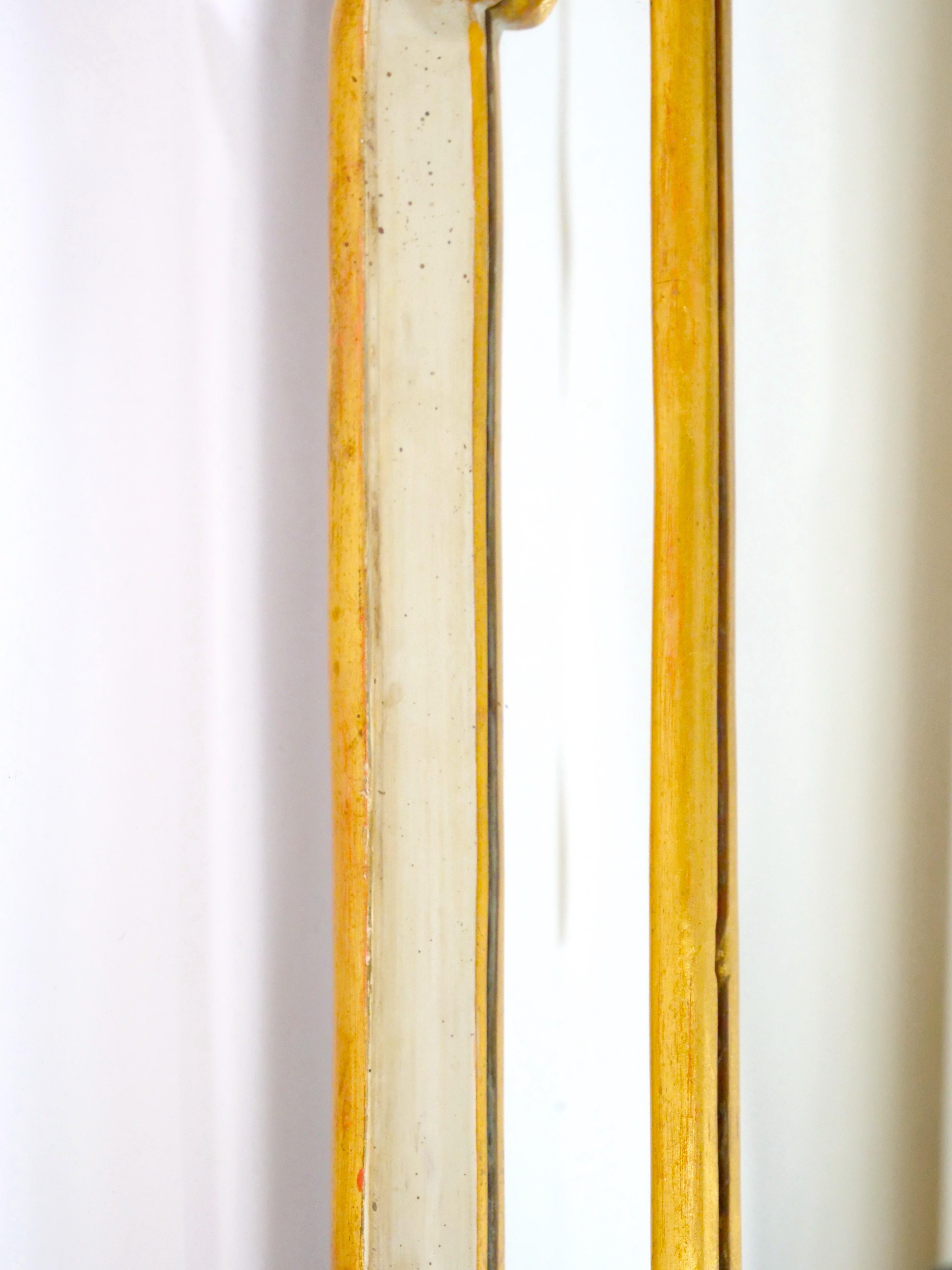 Italienisches vergoldetes Wood Wood  & Farbe verzierter Rahmen  Hängende Wand abgeschrägter Spiegel im Zustand „Gut“ im Angebot in Tarry Town, NY