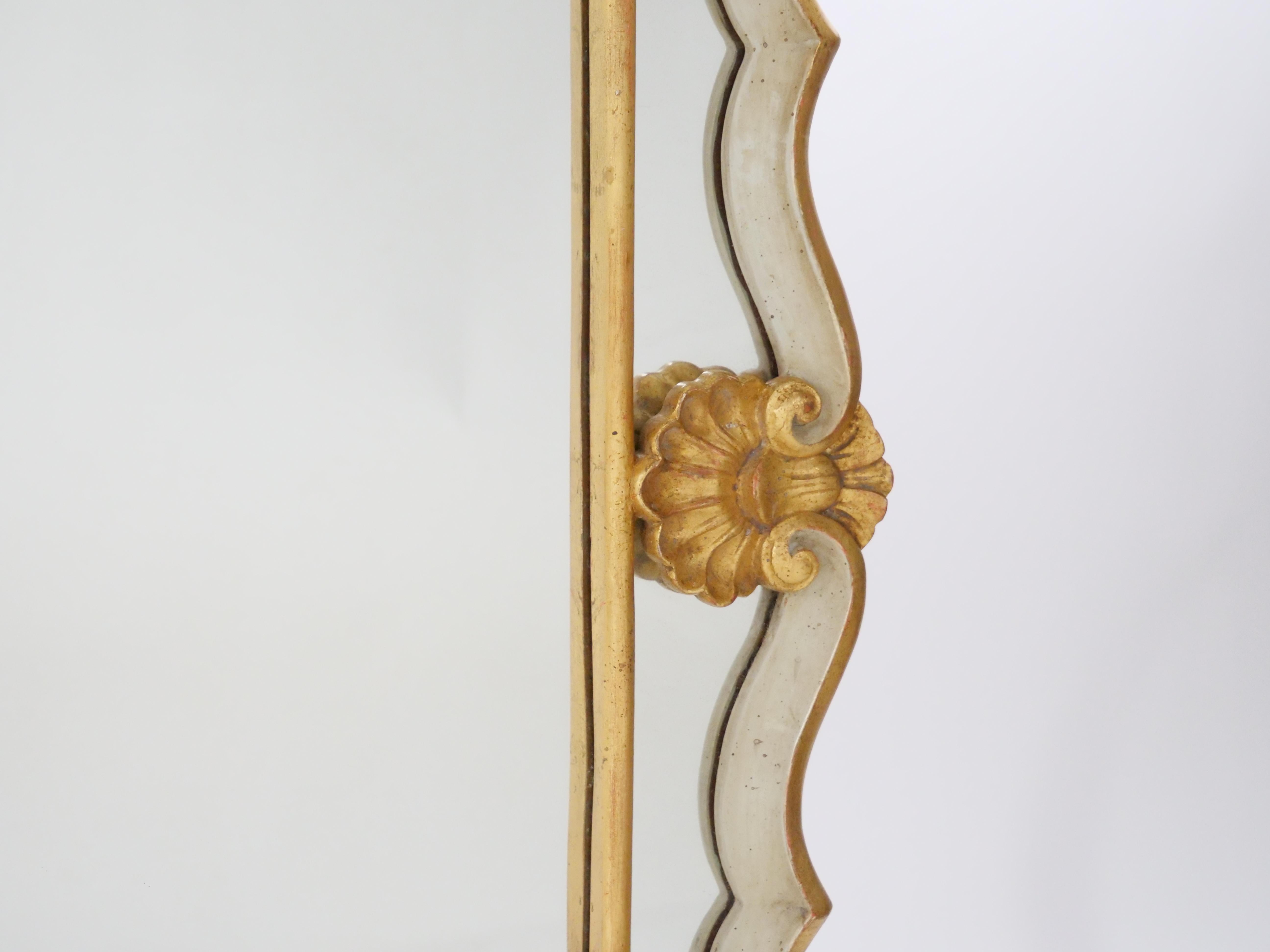 Italienisches vergoldetes Wood Wood  & Farbe verzierter Rahmen  Hängende Wand abgeschrägter Spiegel im Angebot 2