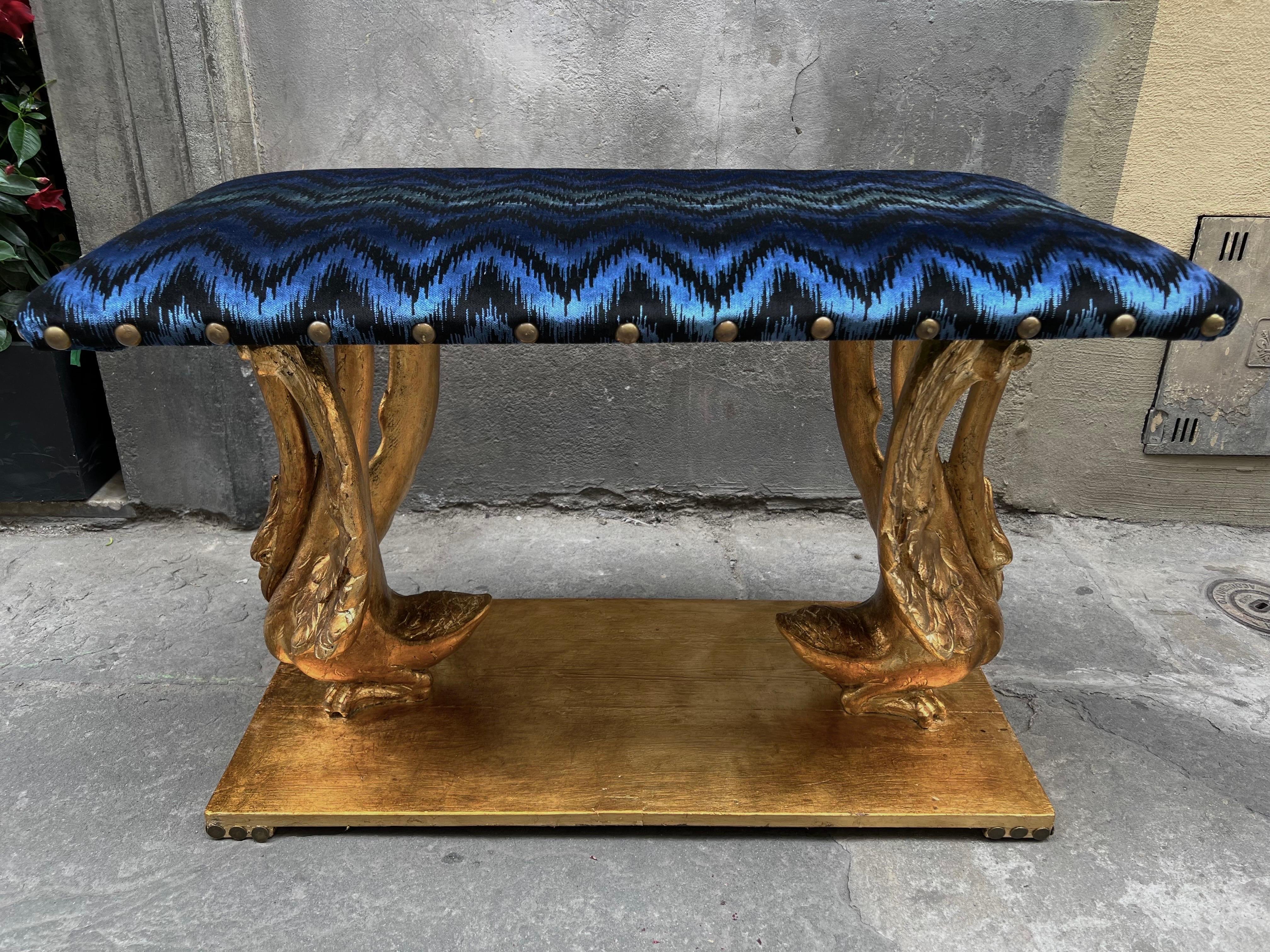 Italian gilt wood Swans bench, Renaissance style, Early '900
The swan-shaped sculptures are in hand-inlaid and gilded wood.
The seat is newly upholstered in velvet with blue tones with geometric design.