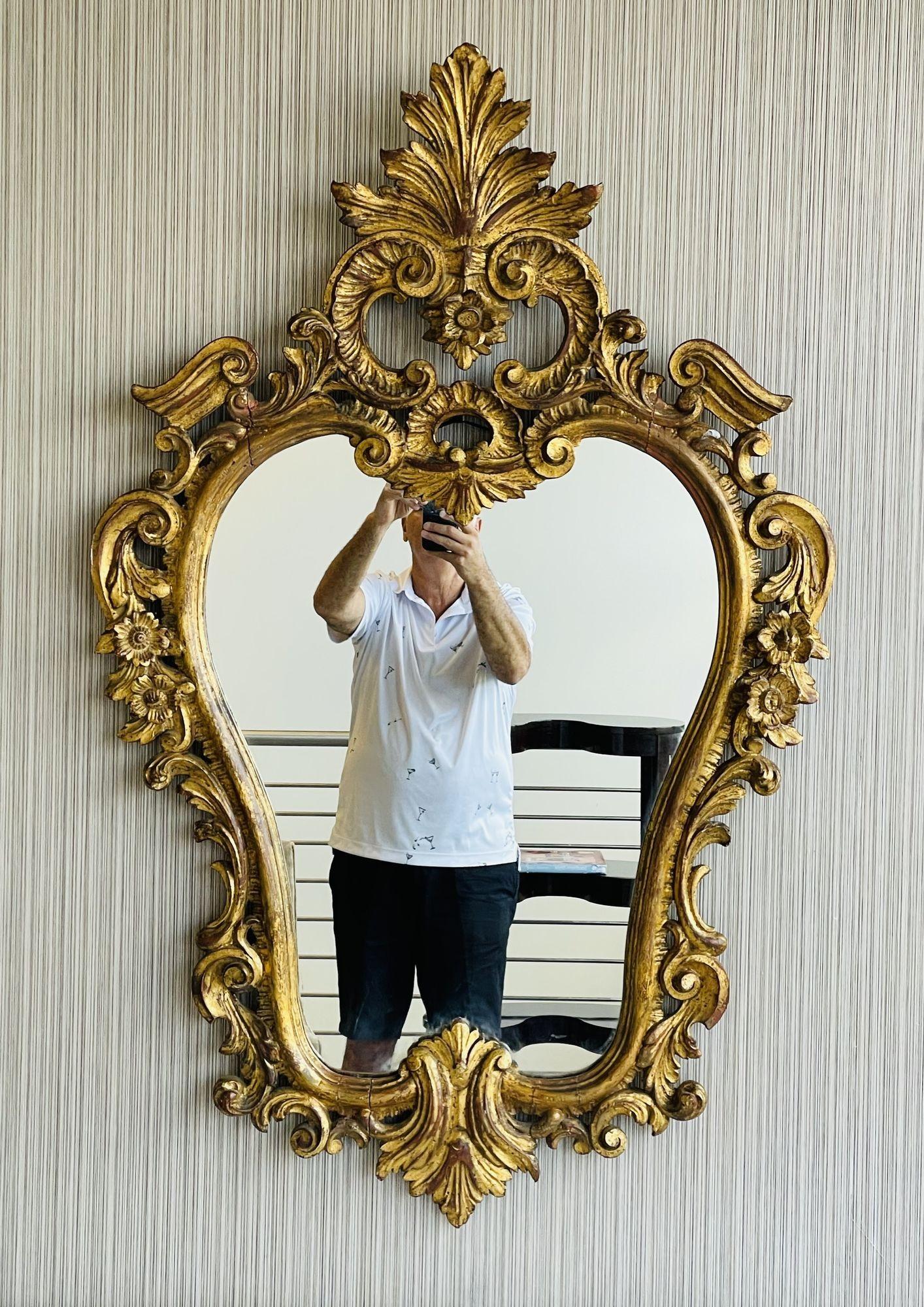 Italian gilt wood wall or console mirror. Pier, commode mirror
 
Having an oval carved wood frame of gilt design featuring a floral and shell crest motif. Good condition. 
 
 
ZAX.