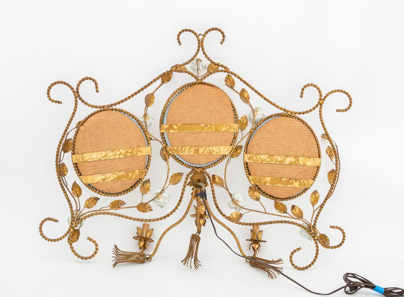 Aplique de Pared con Espejo de Hierro Forjado Dorado Italiano en Bueno estado para la venta en Astoria, NY