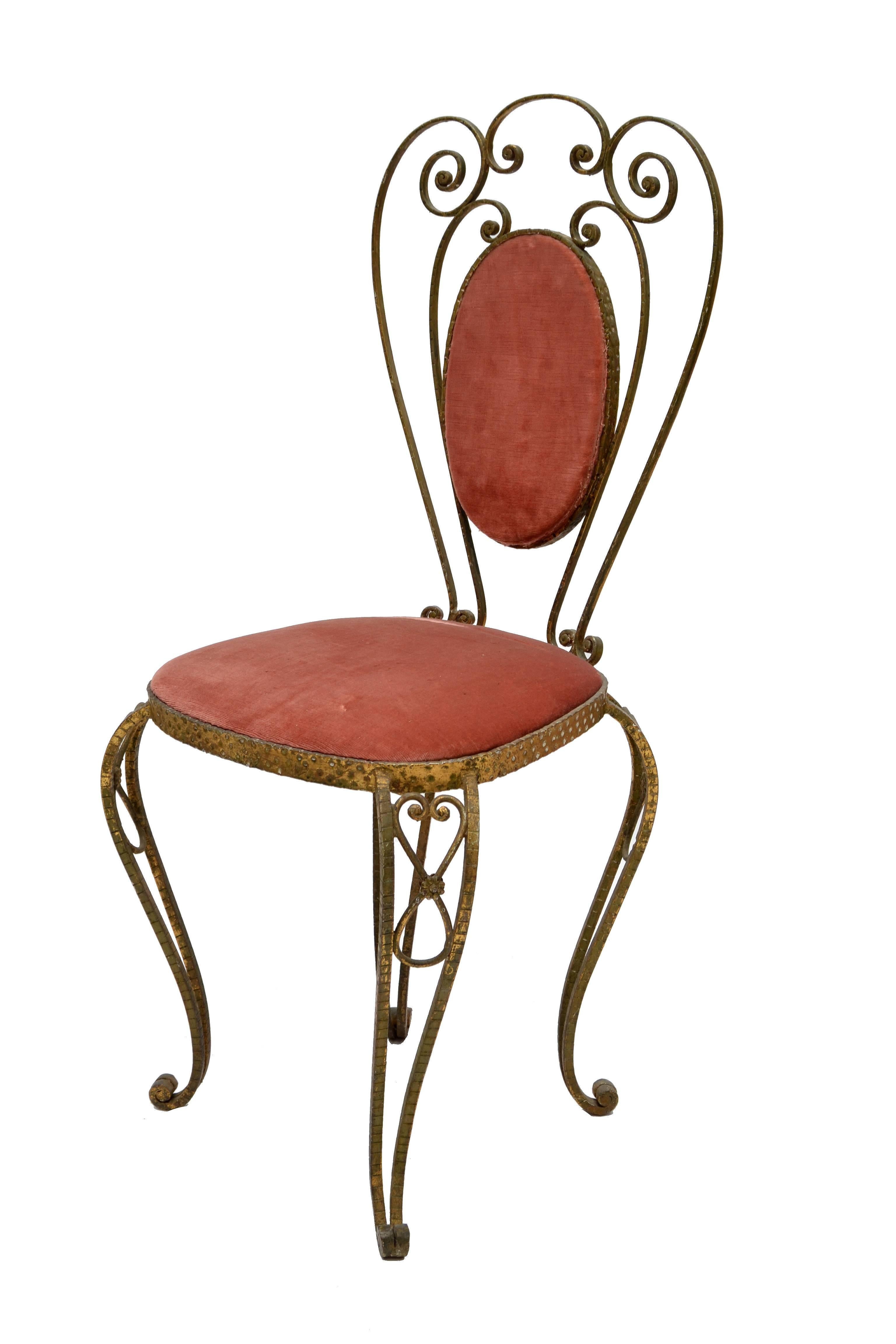 Skurriler italienischer Schmiedeeisenstuhl im Art-Déco-Stil mit handgehämmertem Blattgold und rosa Samtpolsterung von Pier Luigi Colli.
Der Stuhl ist in gutem Vintage-Zustand und wir empfehlen, ihn neu zu polstern.

     
   