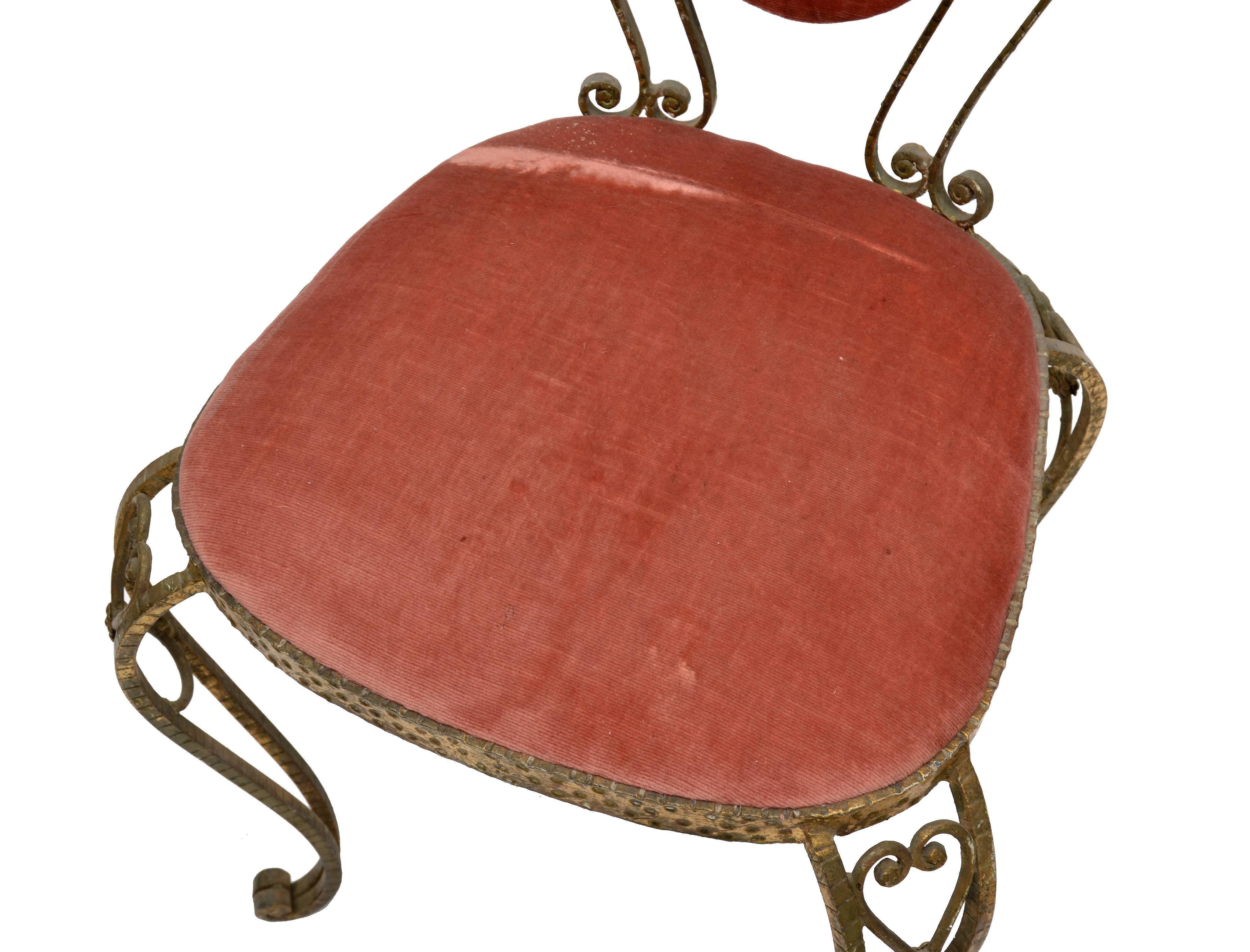 Hammered Italian Gilt Wrought Iron Vanity Chair Pink Velvet Upholstery Pier Luigi Colli For Sale