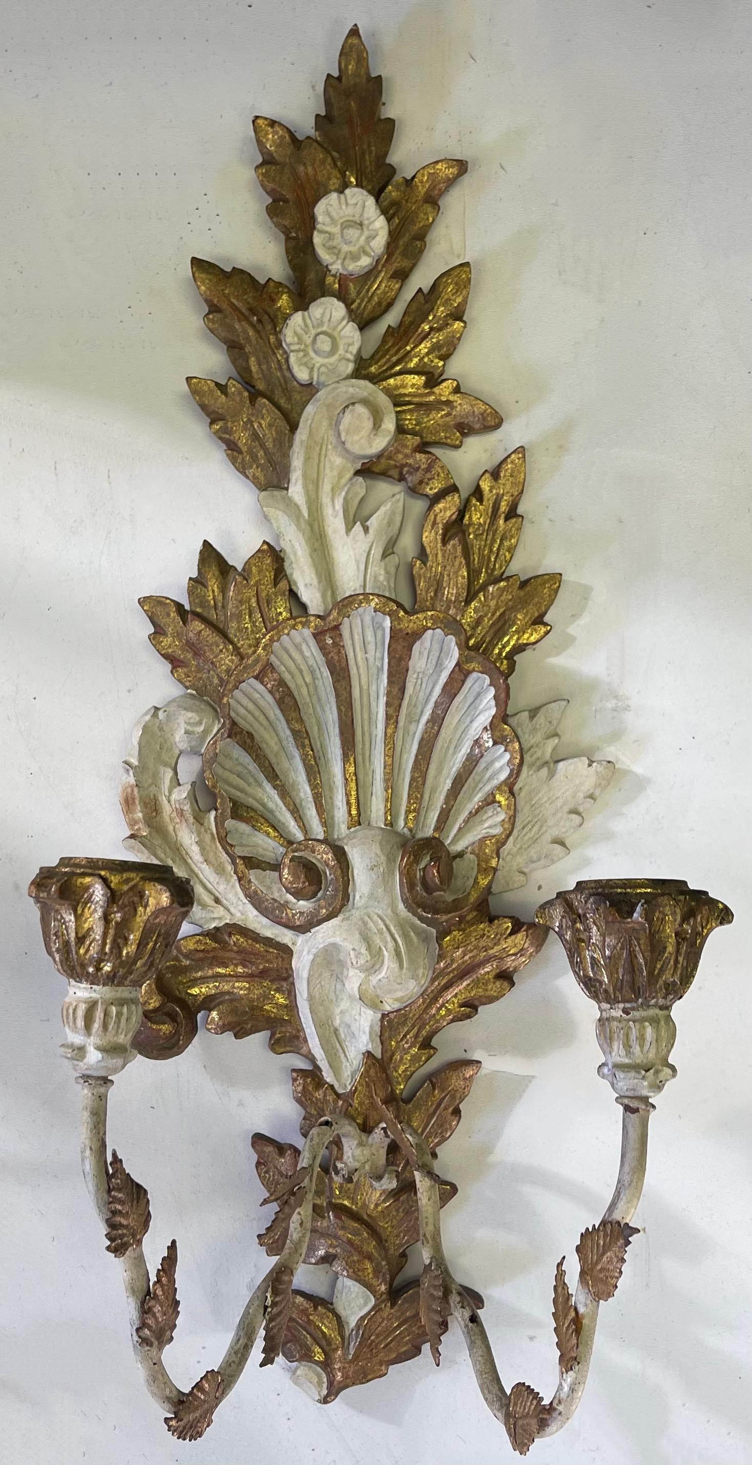 20ième siècle Paire d'appliques italiennes en bois doré et peint sculpté avec motifs floraux et coquillages en vente