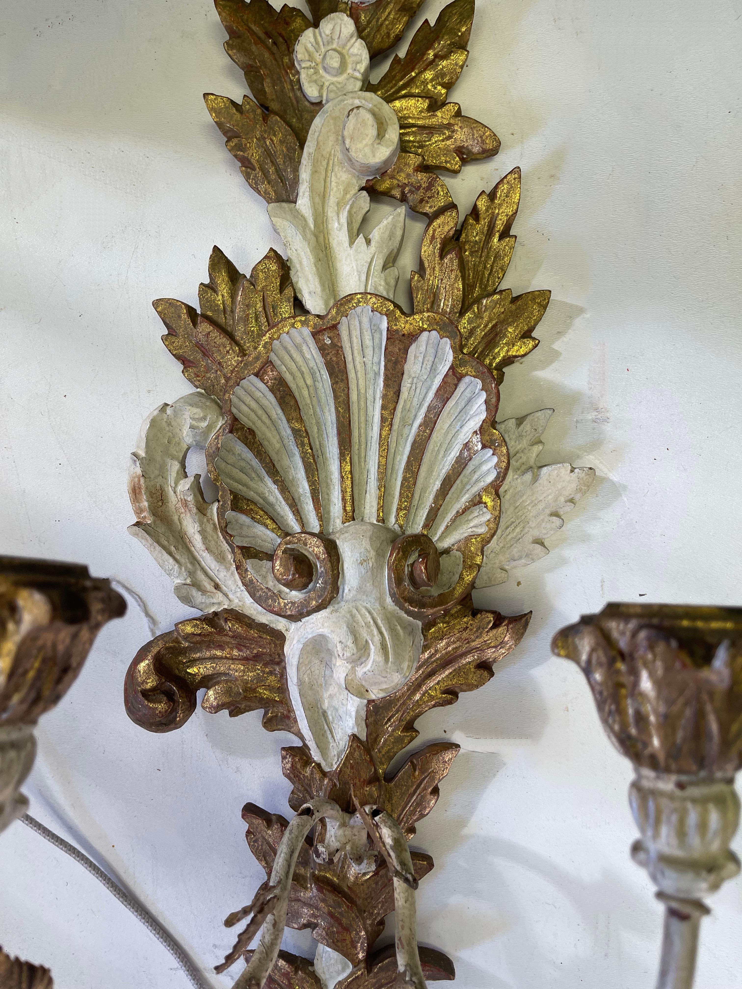 Bois doré Paire d'appliques italiennes en bois doré et peint sculpté avec motifs floraux et coquillages en vente
