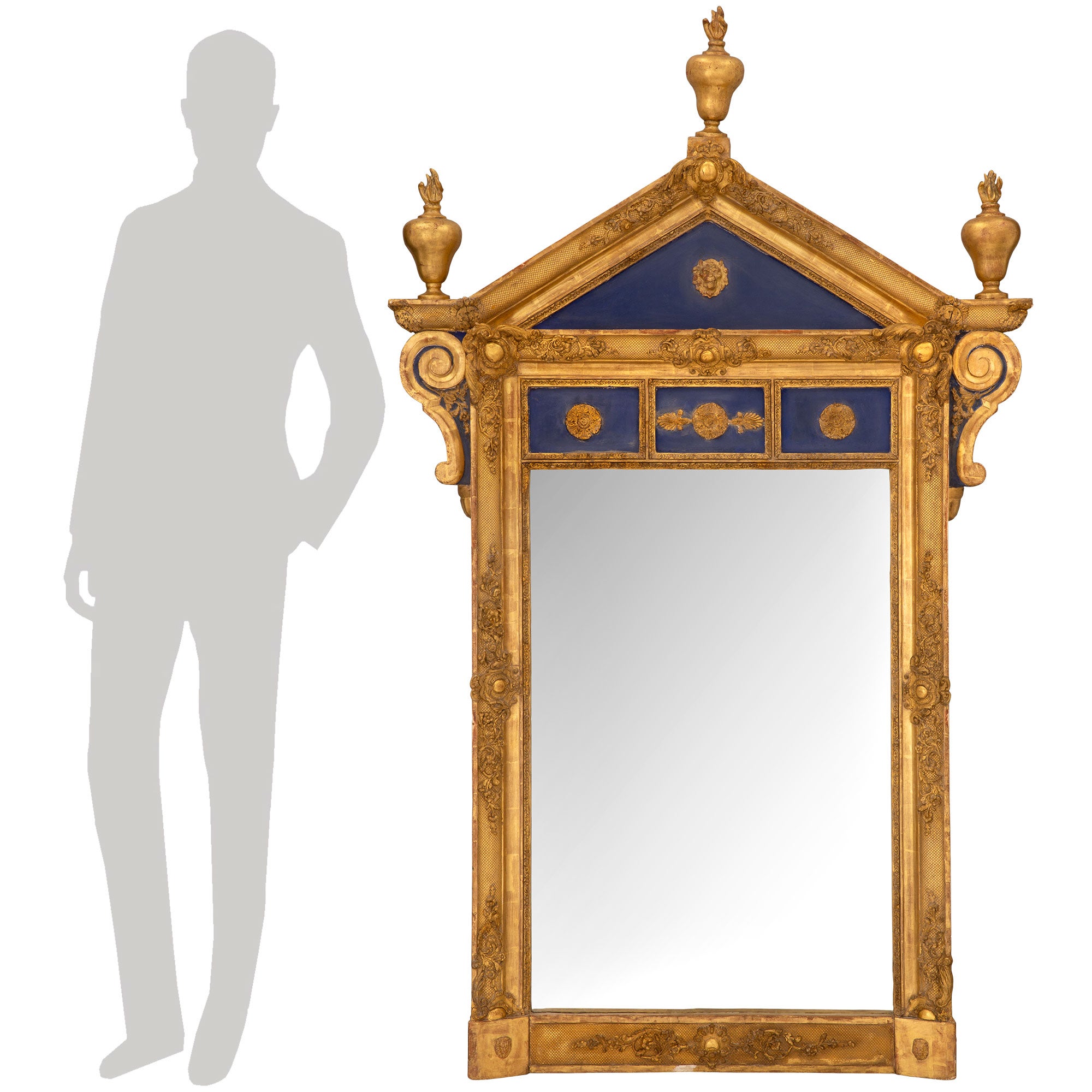 Miroir architectural et très élégant de style néo-classique italien du XIXe siècle en bois doré et bleu cobalt patiné. La plaque de miroir d'origine est enchâssée dans une belle bordure épaisse et mouchetée décorée de charmantes réserves de