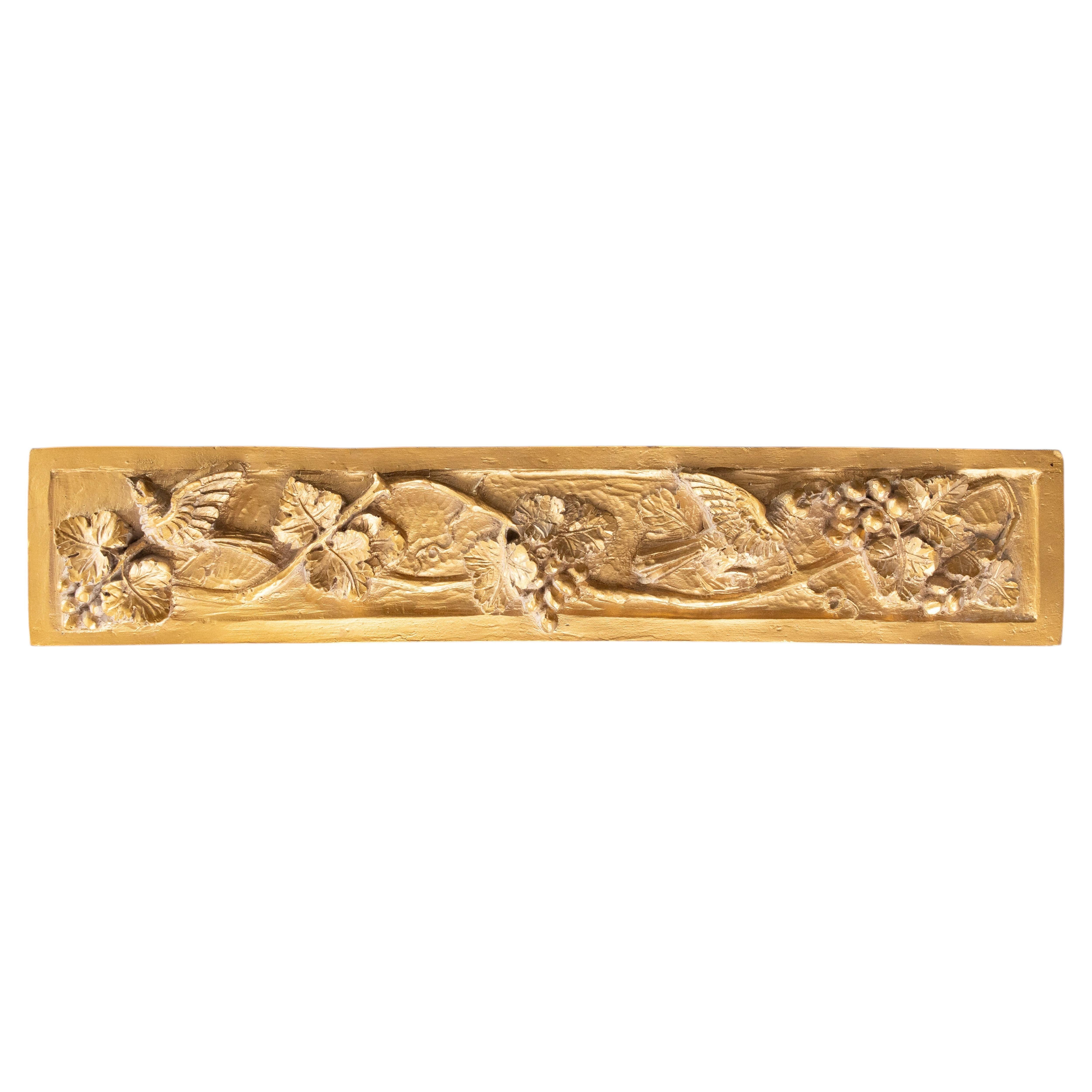 Plaque murale italienne en bois doré avec oiseaux et vigne Élément architectural, vers 1950 en vente