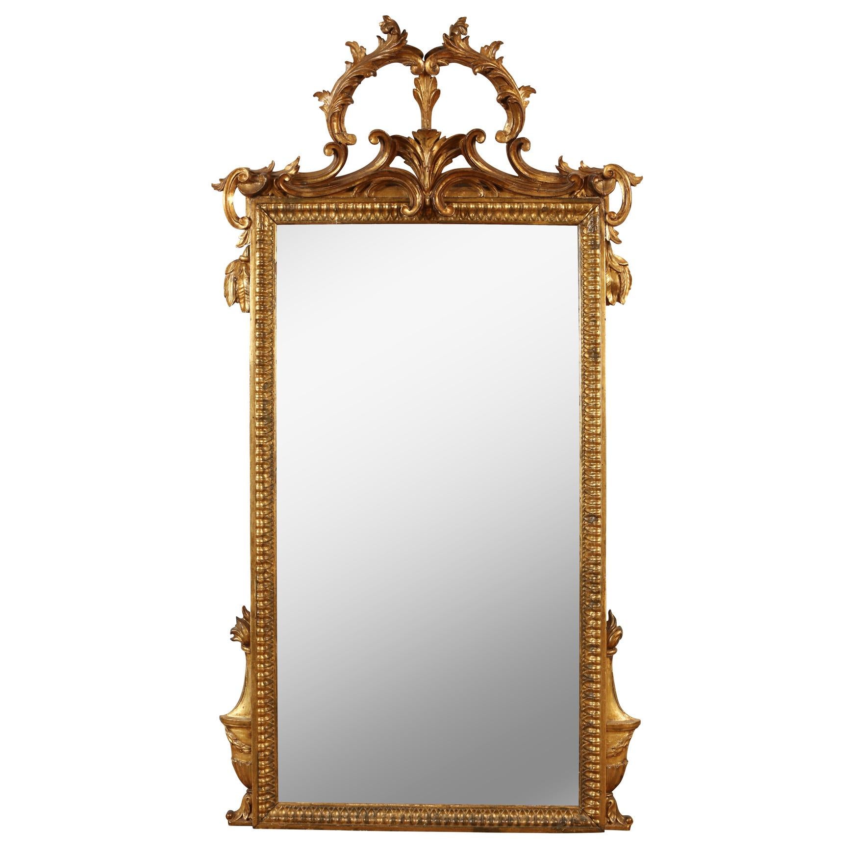Miroir italien sculpté en bois doré Bon état - En vente à Locust Valley, NY