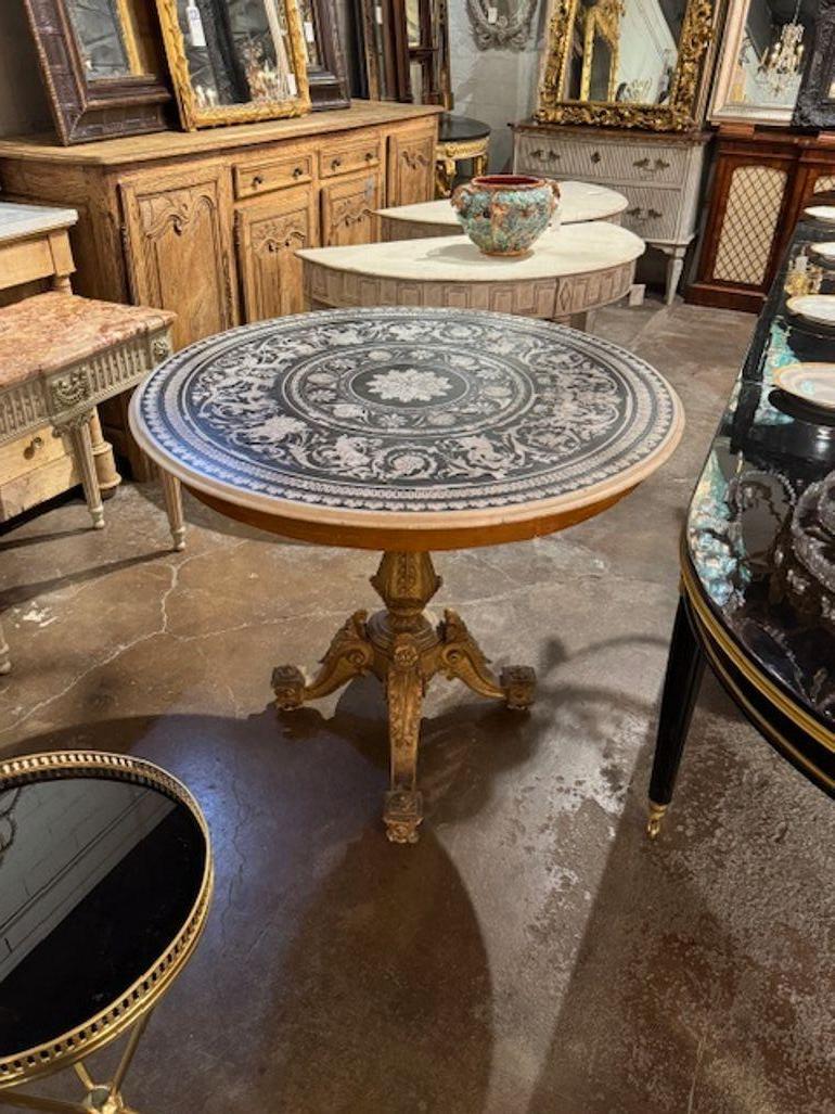 Rare table centrale italienne du 19ème siècle en bois sculpté et doré avec un incroyable plateau en marbre de Scagliola. Circa 1850. Une belle addition à n'importe quelle maison ! 42w x 33h