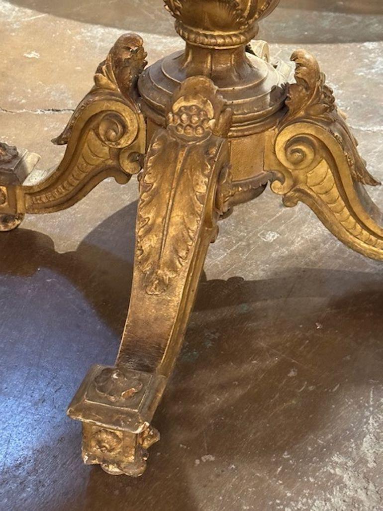 Table centrale en bois doré italien en vente 3