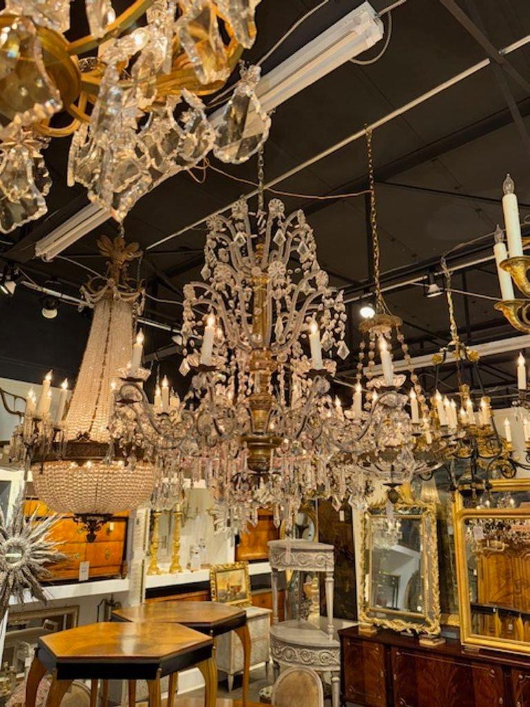 Buon lampadario italiano del XIX secolo in legno dorato e perline di cristallo di Geona. Circa 1840. Un'ottima aggiunta a qualsiasi casa!