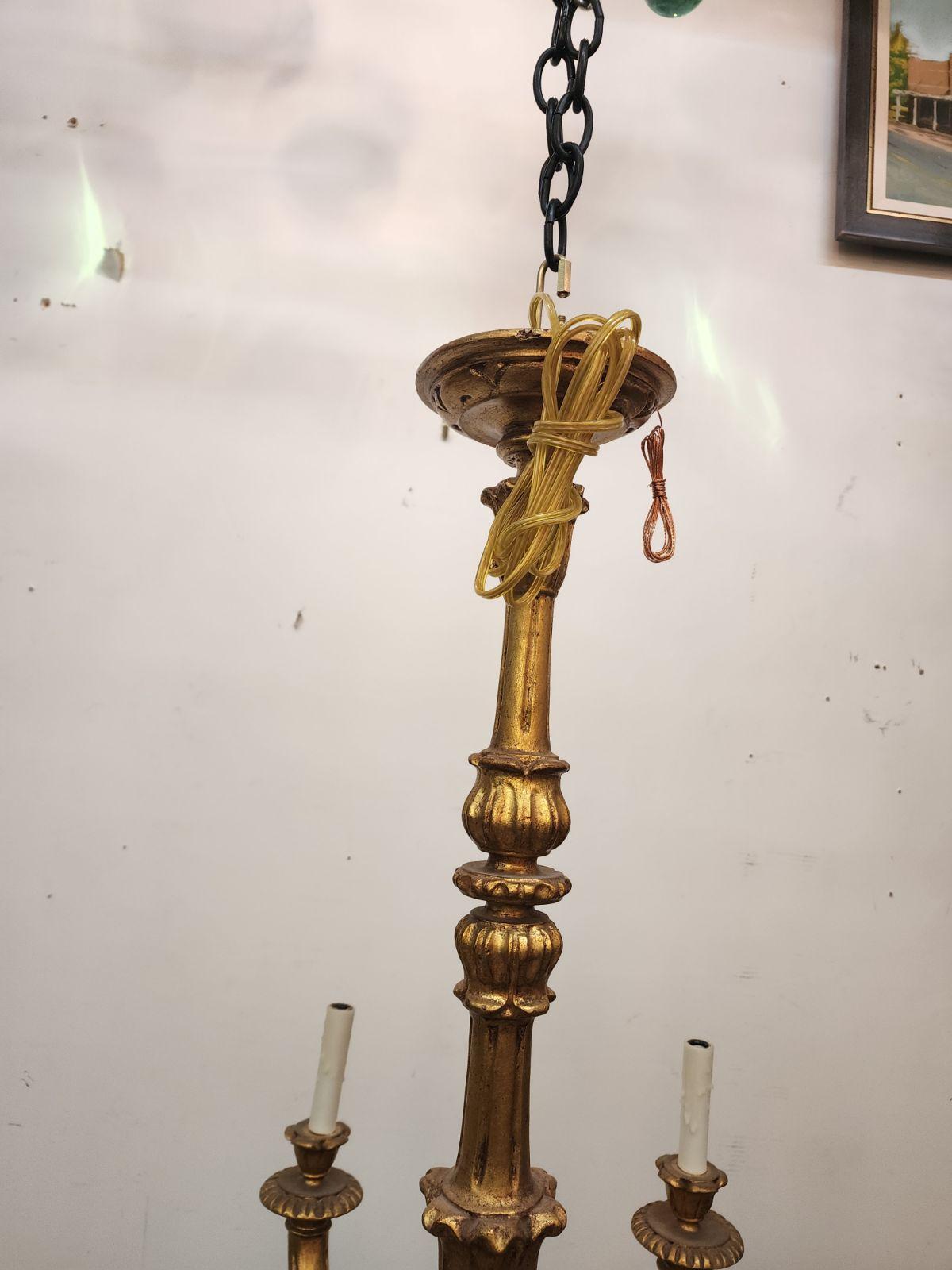 Si tratta di un bellissimo lampadario italiano in legno dorato con 13 luci. Ha 6 bracci, ognuno dei quali contiene due luci. Ha una singola luce al centro. È ricablato e pronto per essere appeso. 