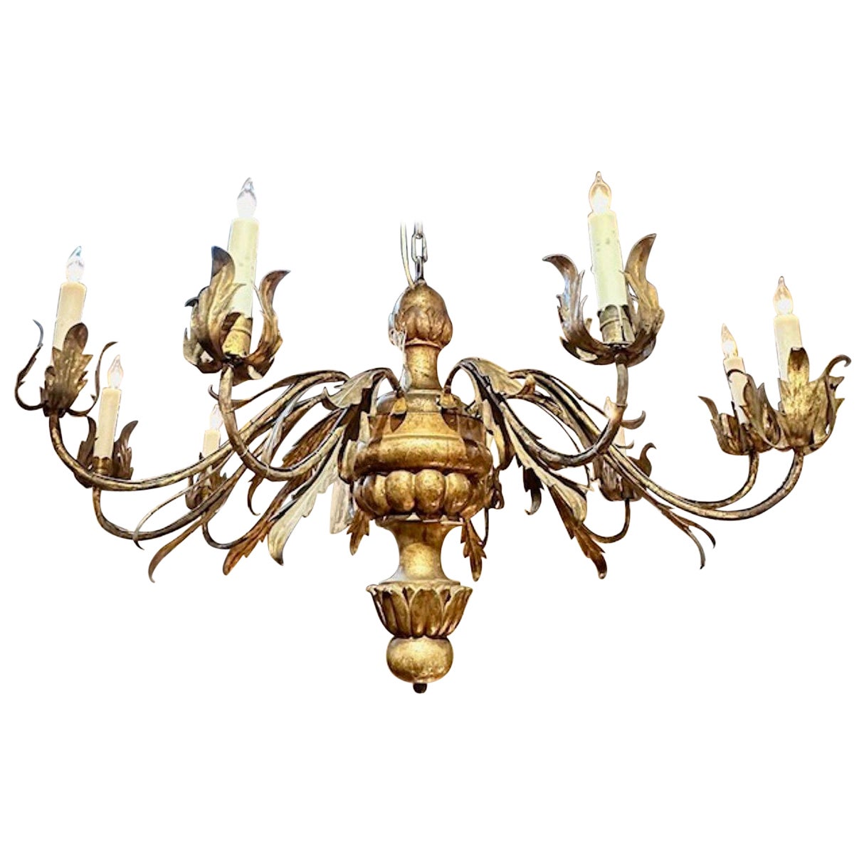 Lampadario italiano in legno dorato