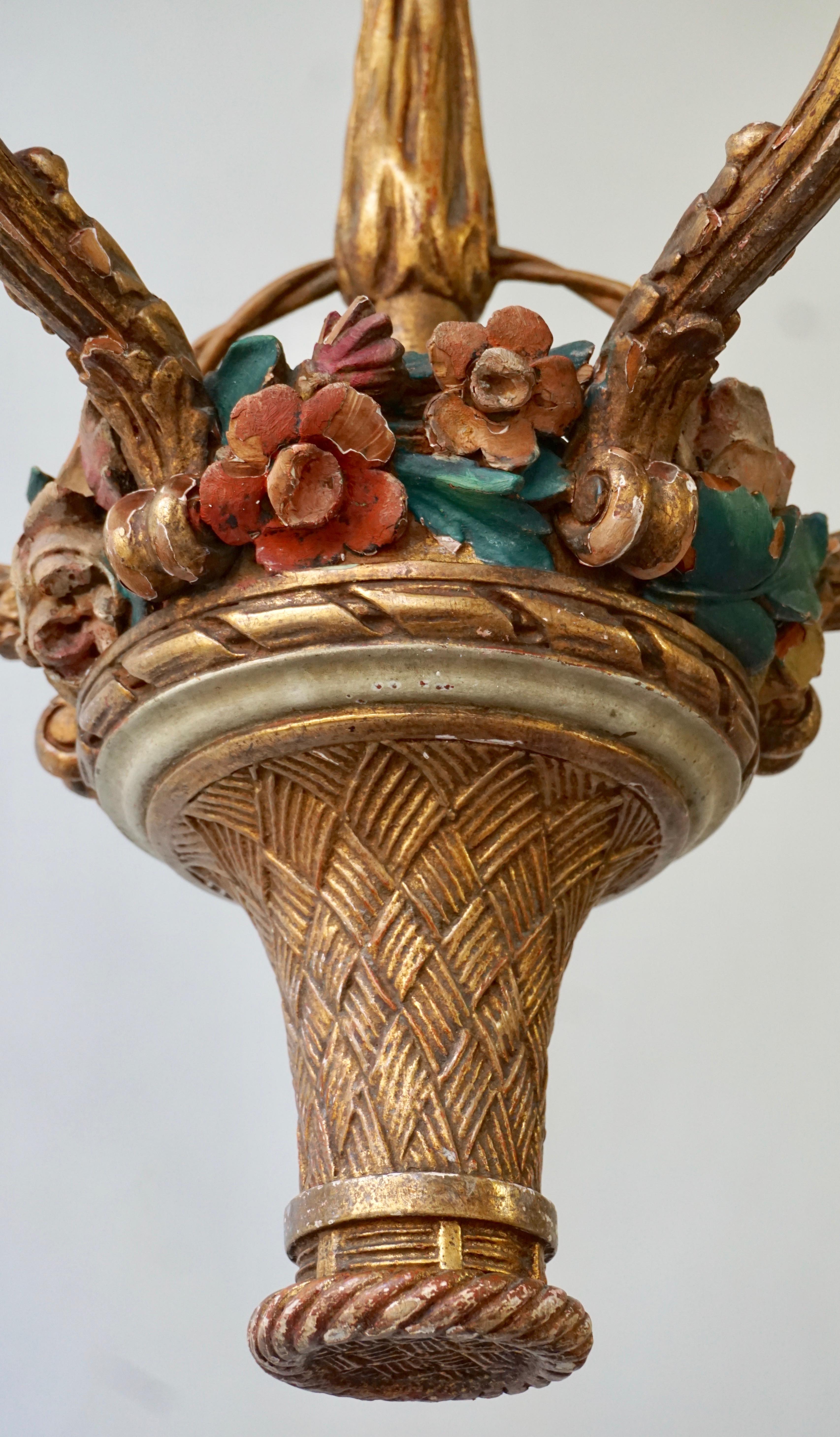 Italienischer italienischer Kronleuchter aus vergoldetem Holz mit Blumen im Angebot 5