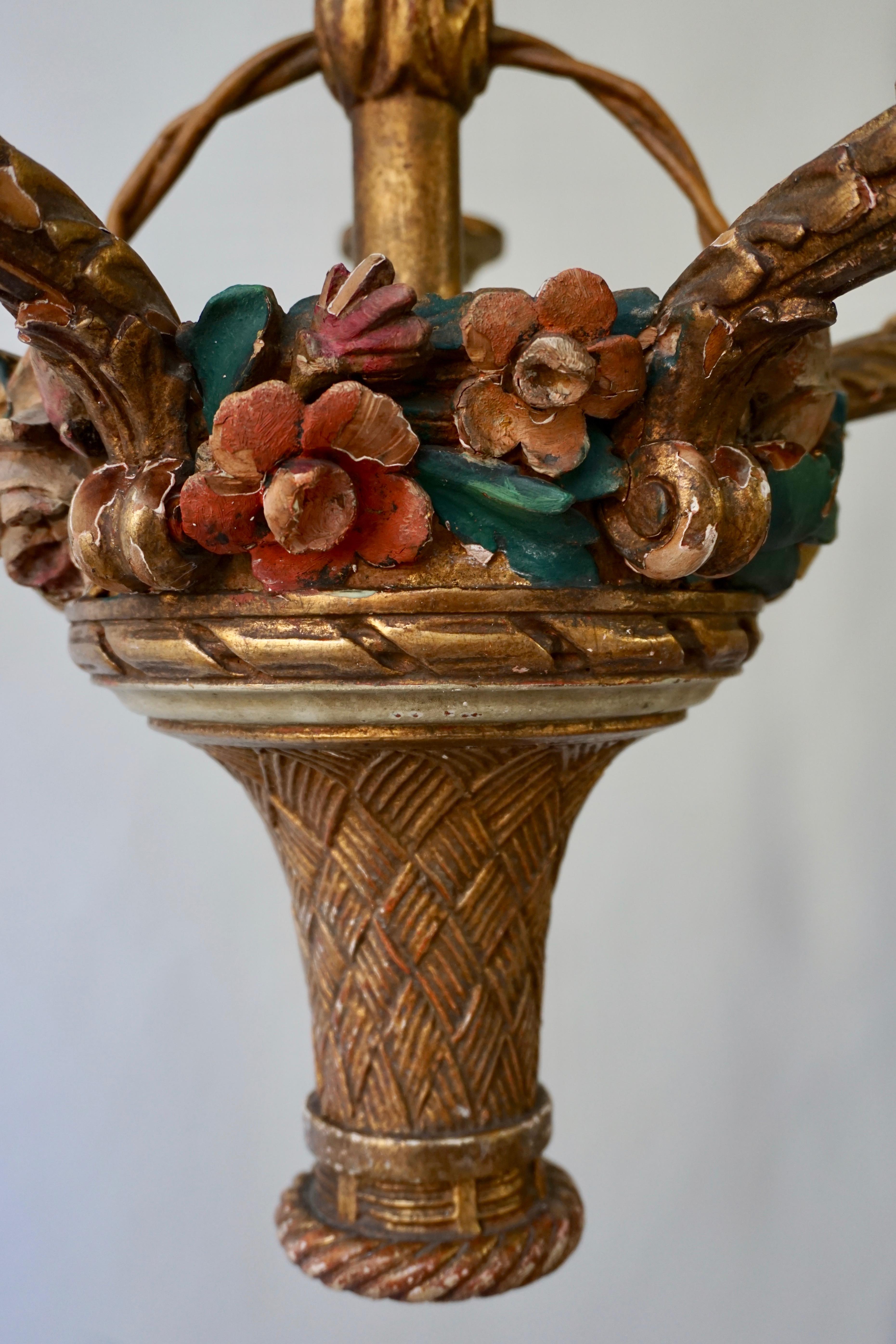 Italienischer italienischer Kronleuchter aus vergoldetem Holz mit Blumen im Angebot 6